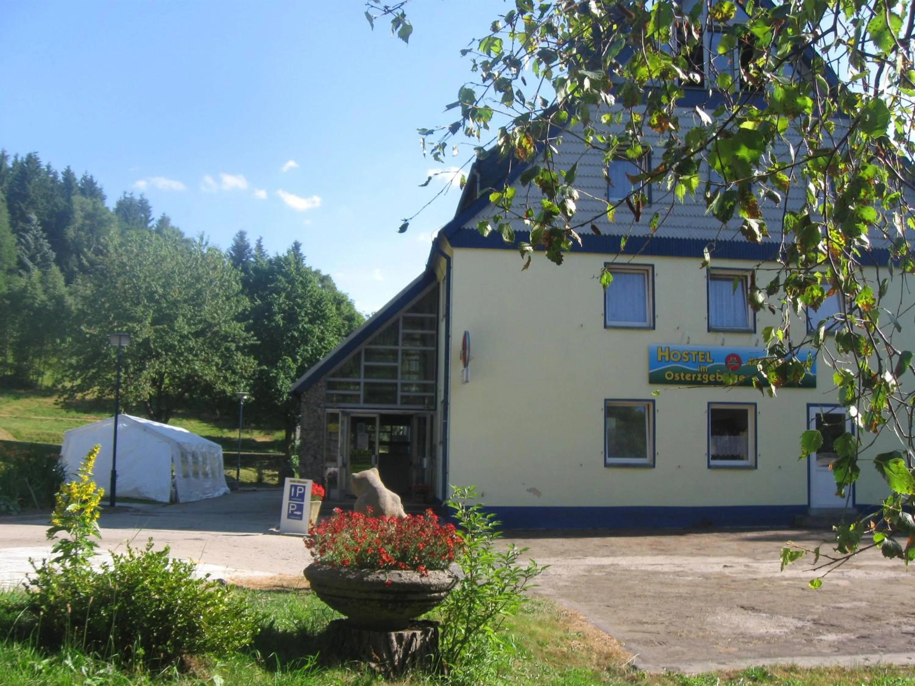 Facade/entrance in Hostel im Osterzgebirge
