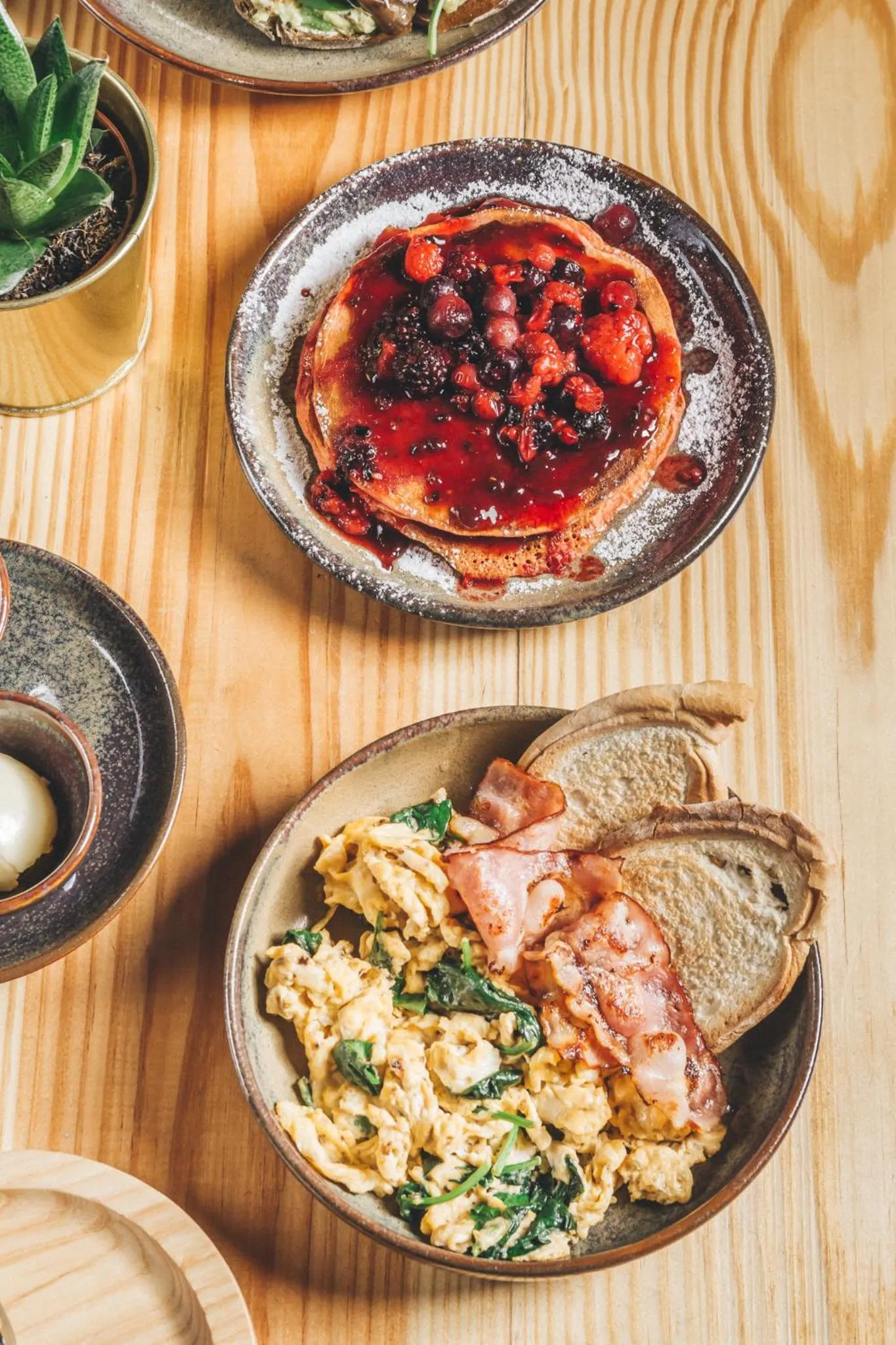 Restaurant/places to eat in 7 Gaia Roaster Apartments