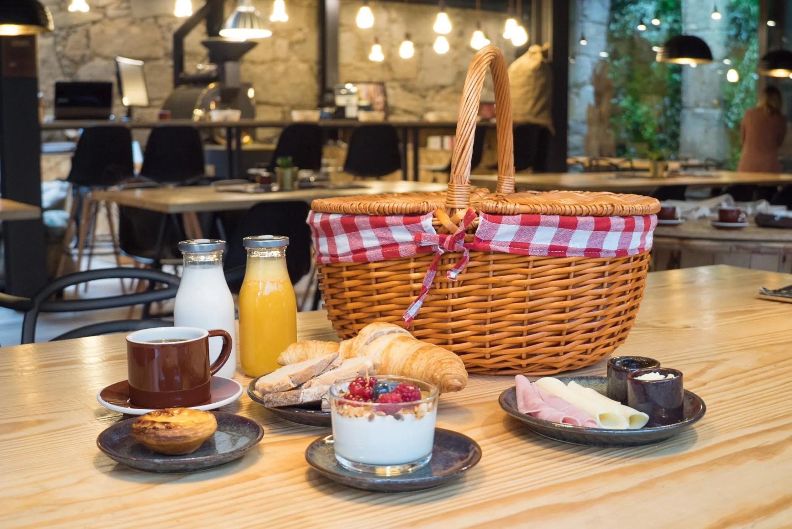 Breakfast in 7 Gaia Roaster Apartments