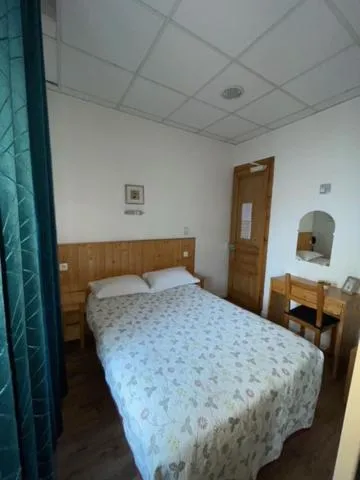Bed in Hôtel Le National