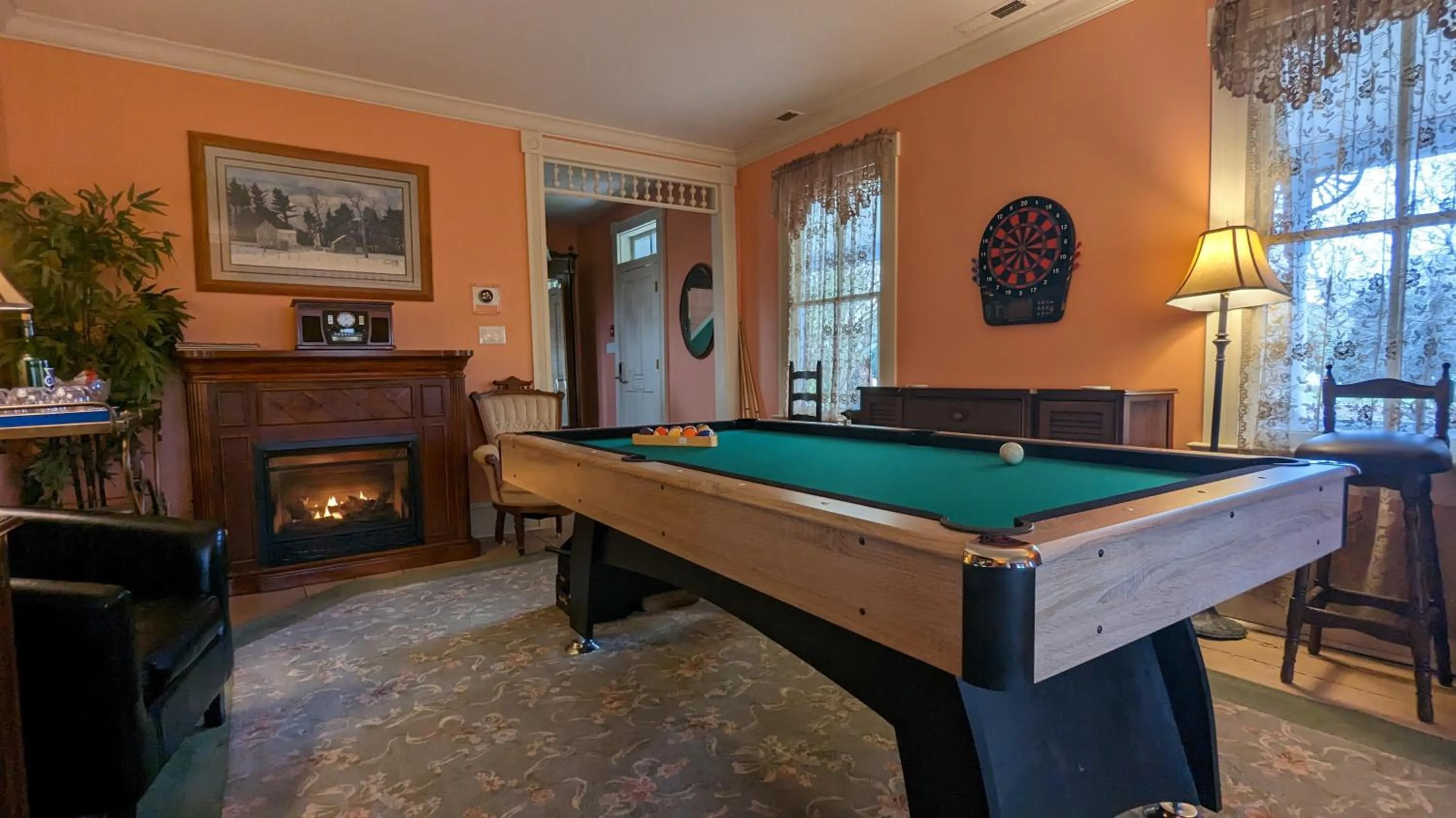 Communal lounge/ TV room in Garden and Sea Inn