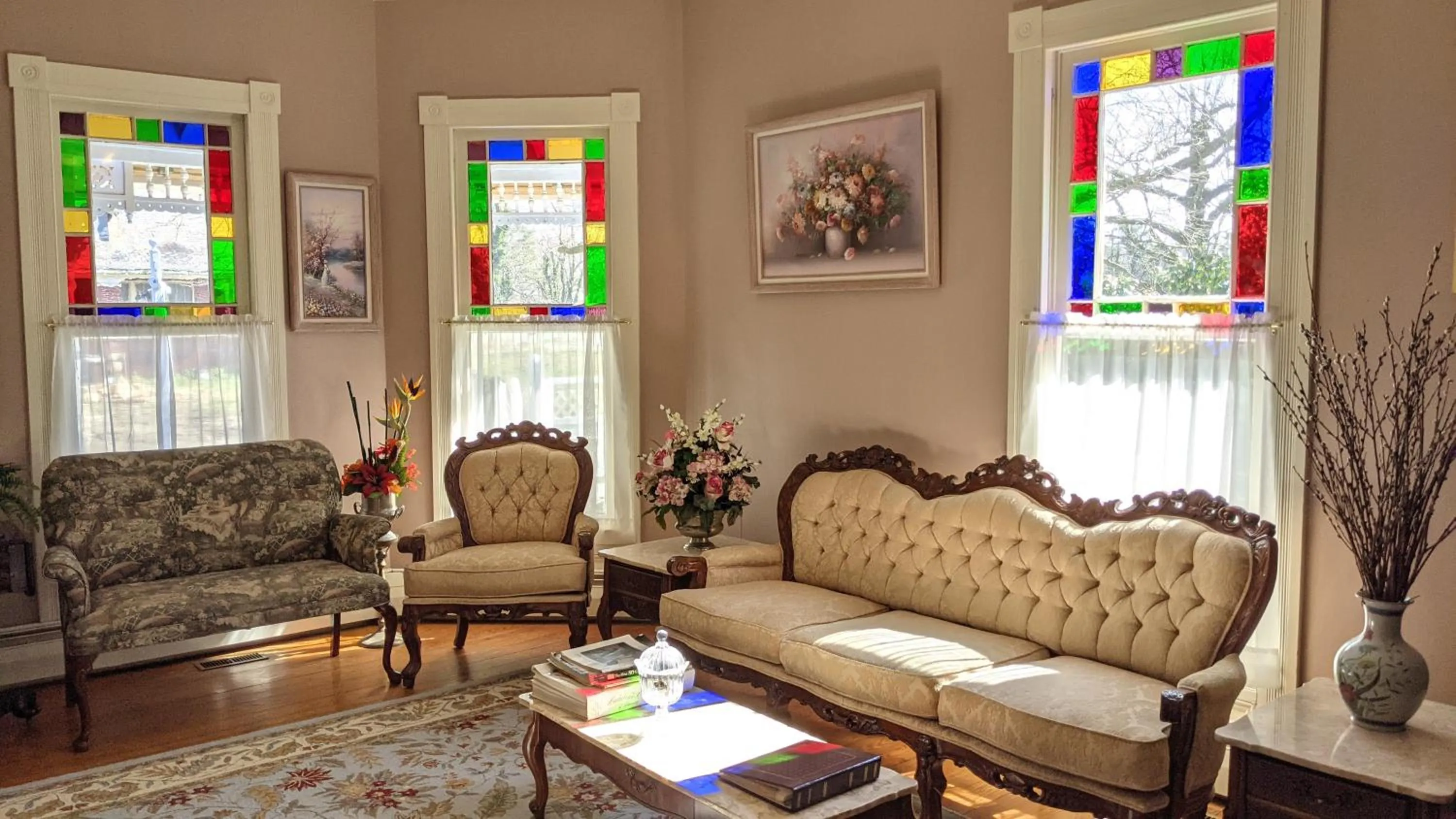 Communal lounge/ TV room in Garden and Sea Inn