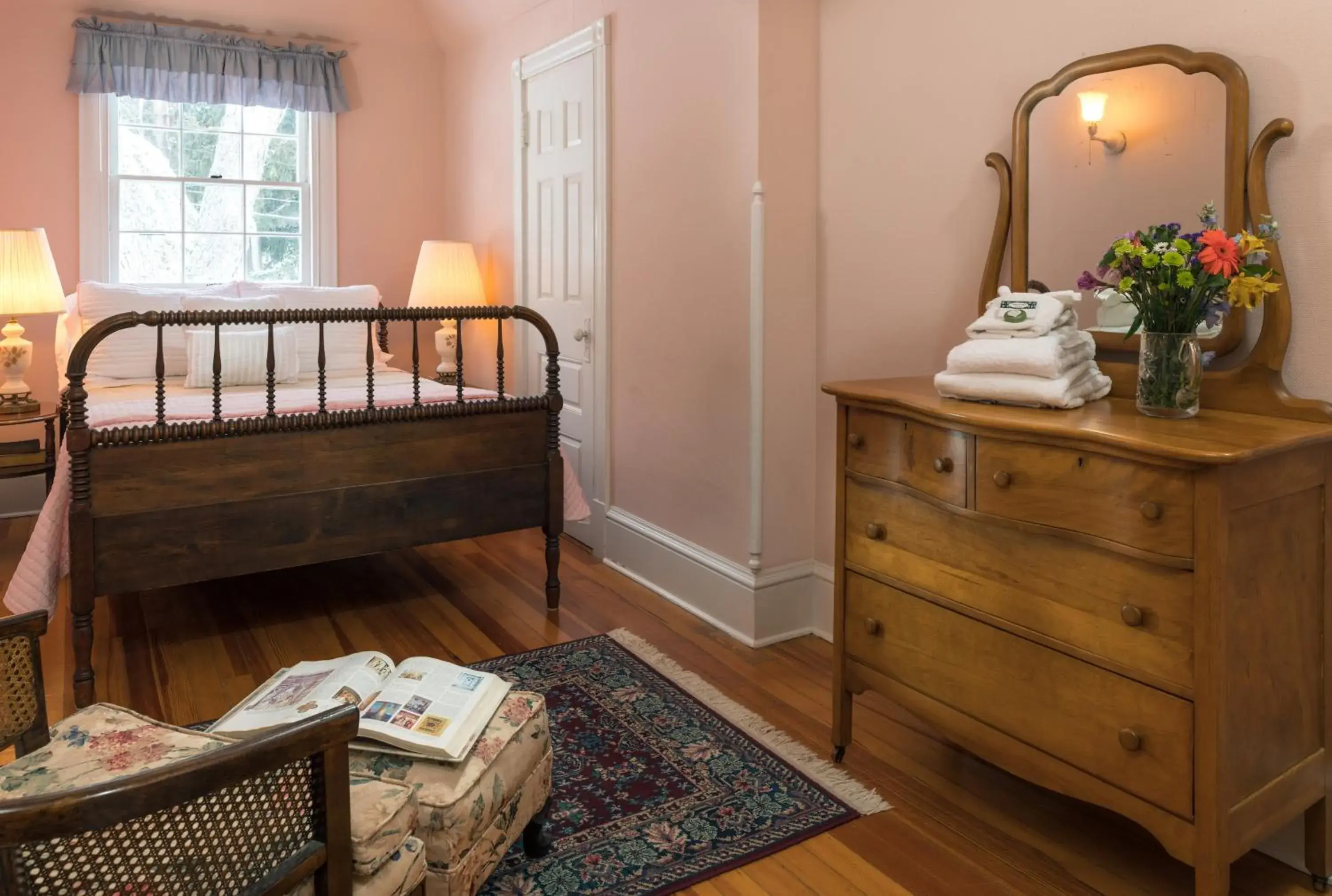 Standard Double Room with Shared Bathroom in Idlwilde Inn Standard Double Room with Shared Bathroom in Idlwilde Inn