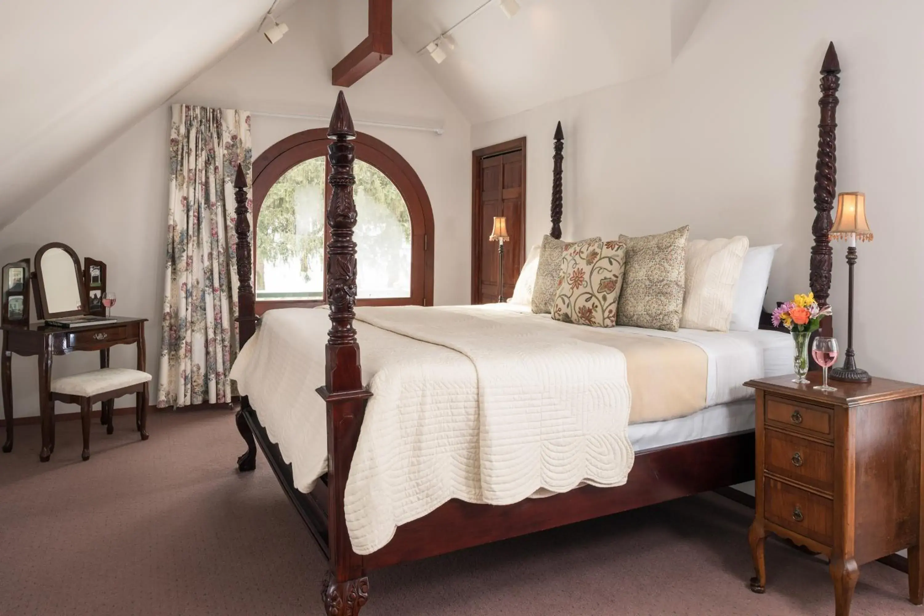 Superior Queen Room in Idlwilde Inn Superior Queen Room in Idlwilde Inn