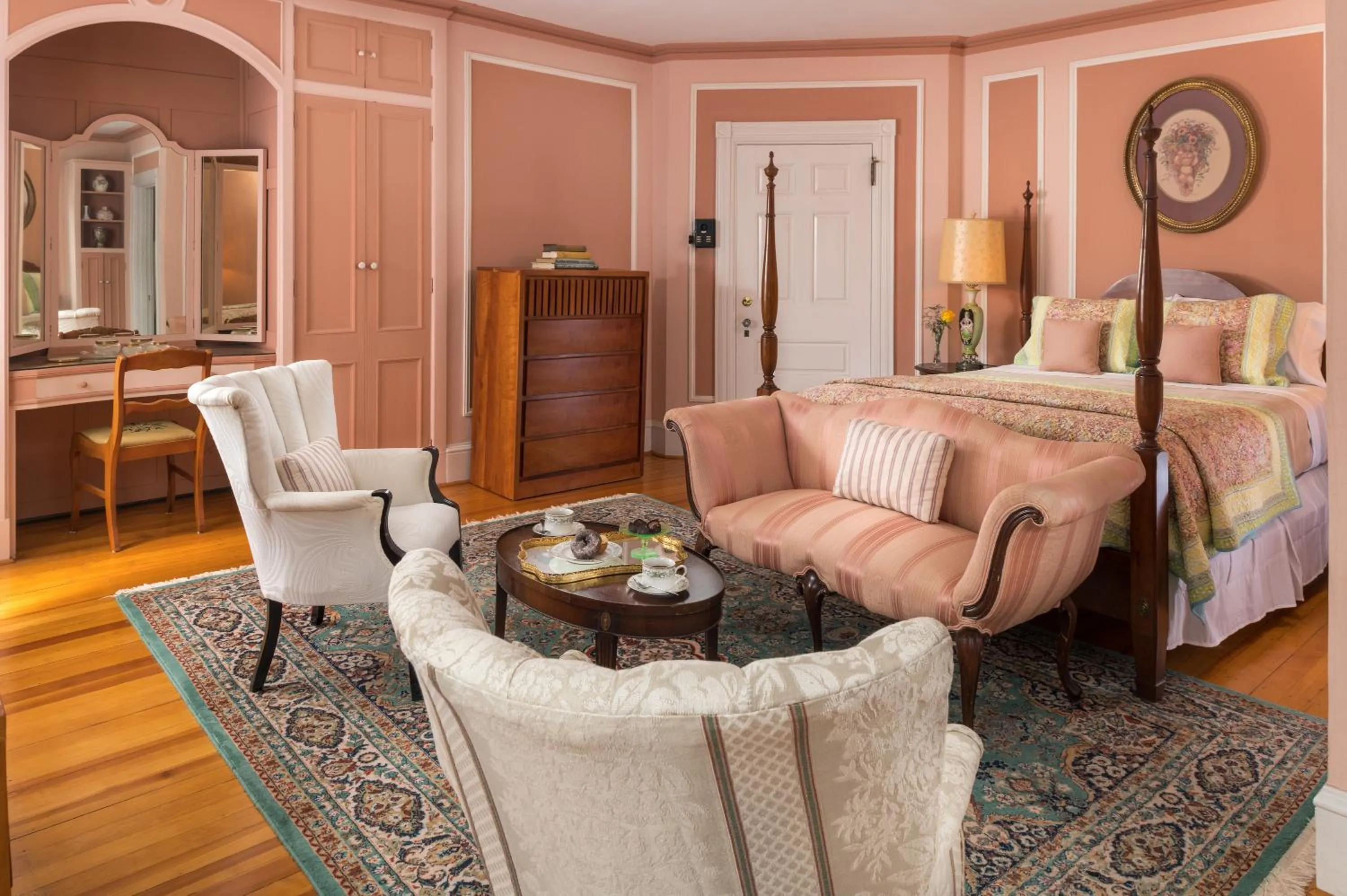 Seating area, Bed in Idlwilde Inn