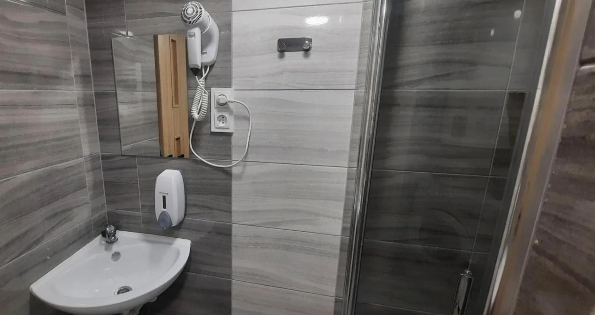 Shower in Lorf Hostel&Coffee