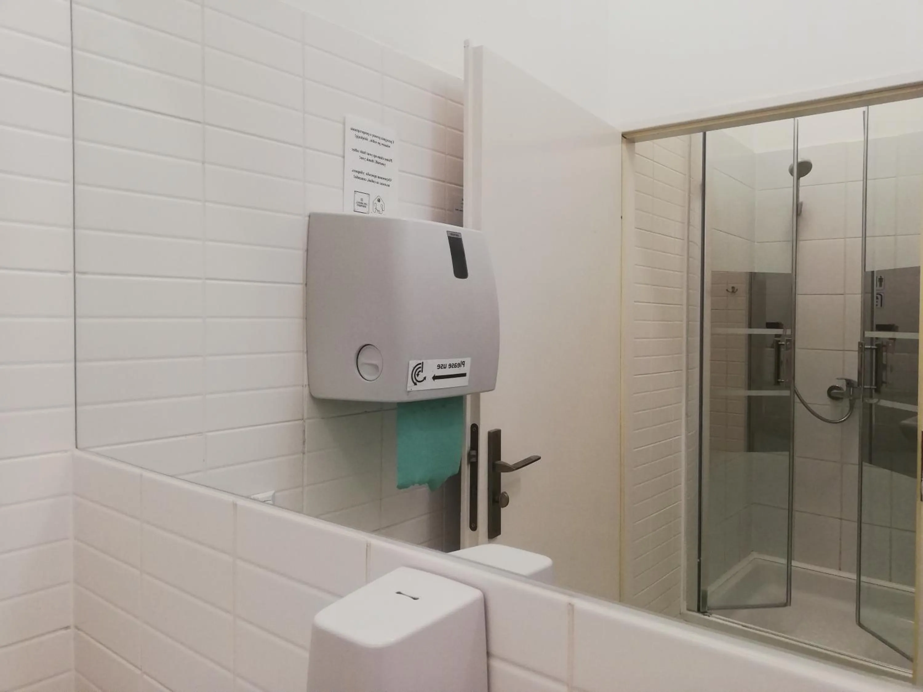 Shower in Lorf Hostel&Coffee