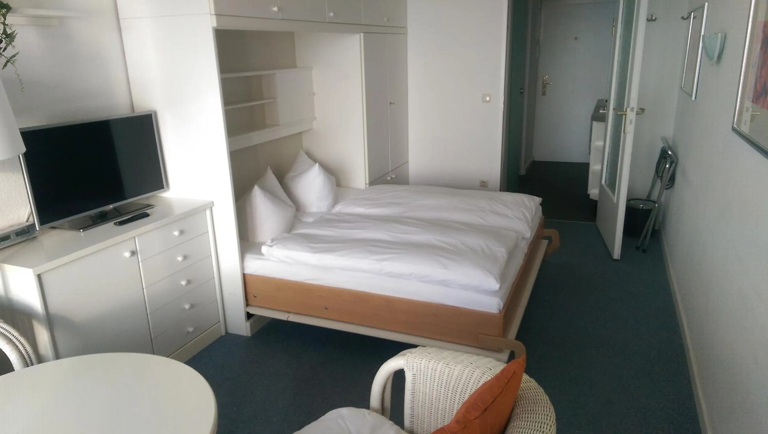 Bed in Top Appartements Roth am Strande