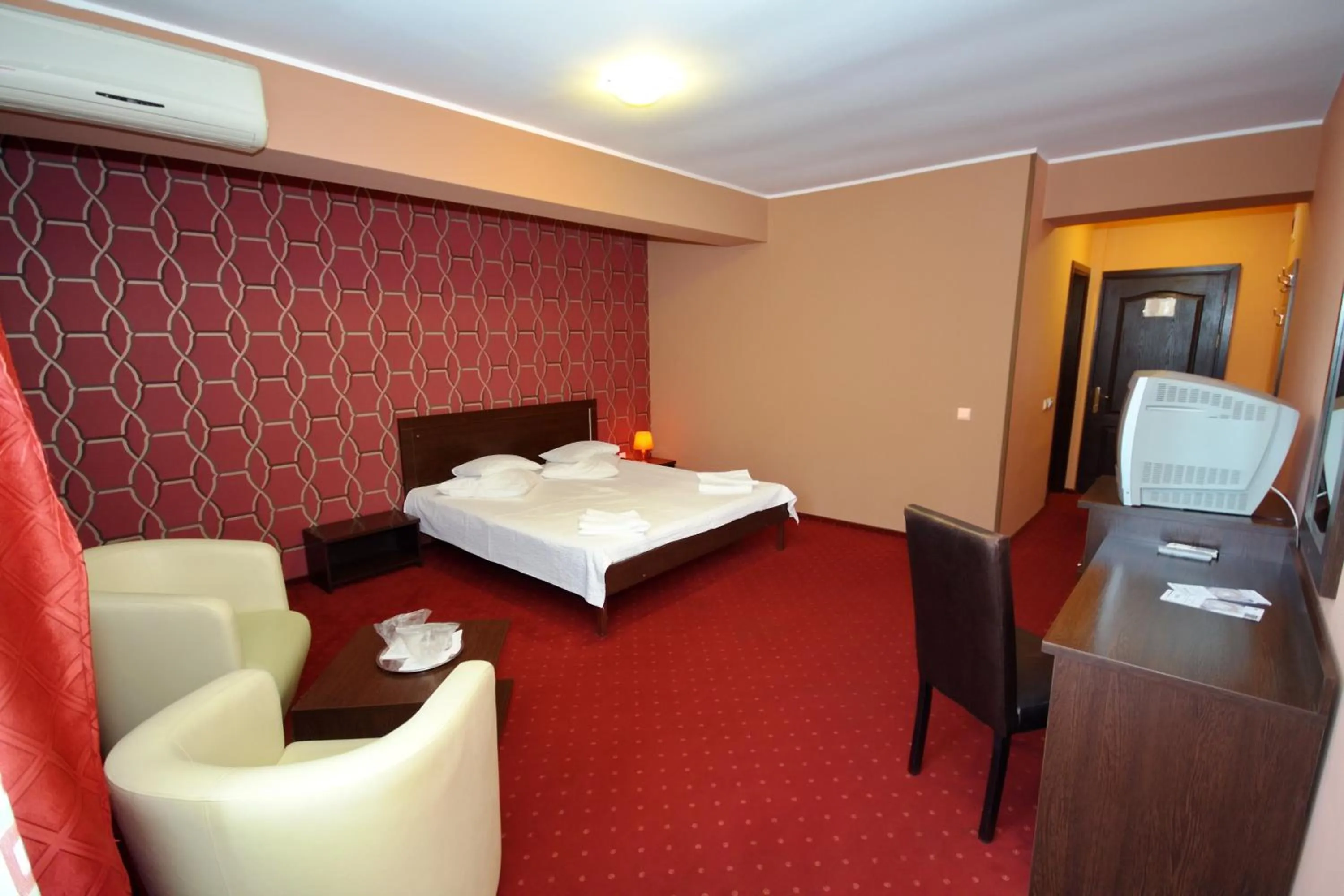 Photo of the whole room, Bed in Hotel City