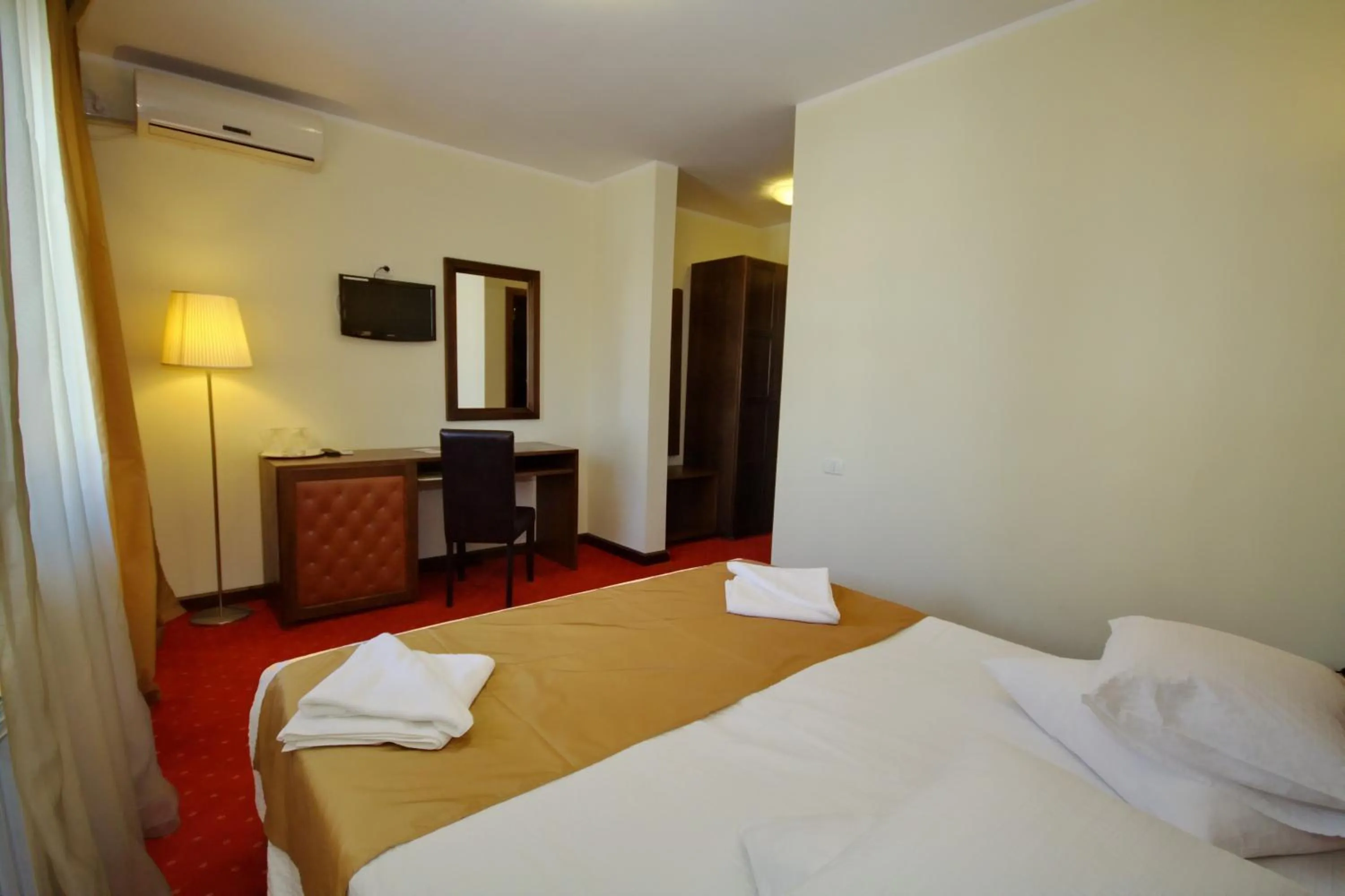 Photo of the whole room, Bed in Hotel City