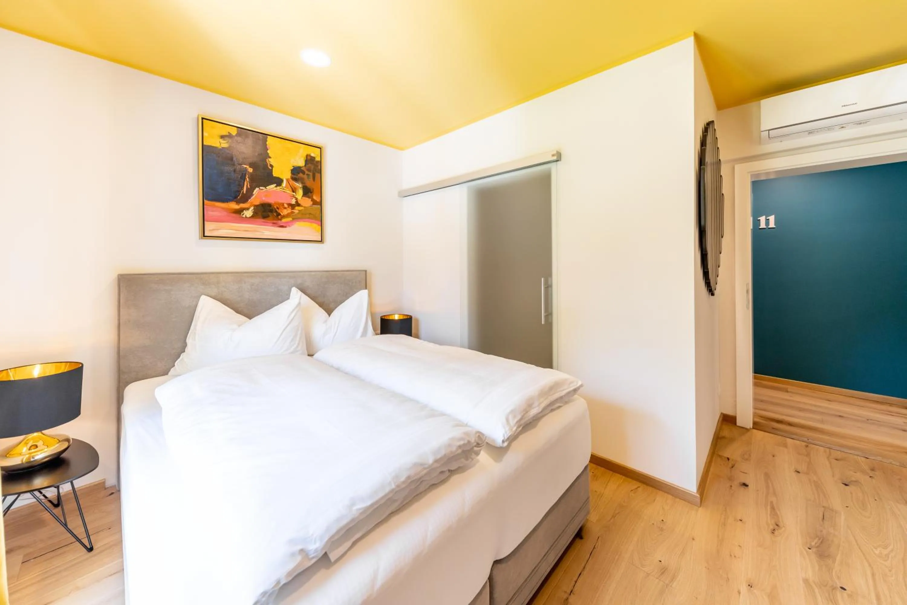 Photo of the whole room, Bed in Boutiquehotel Caravella Velden by S4Y