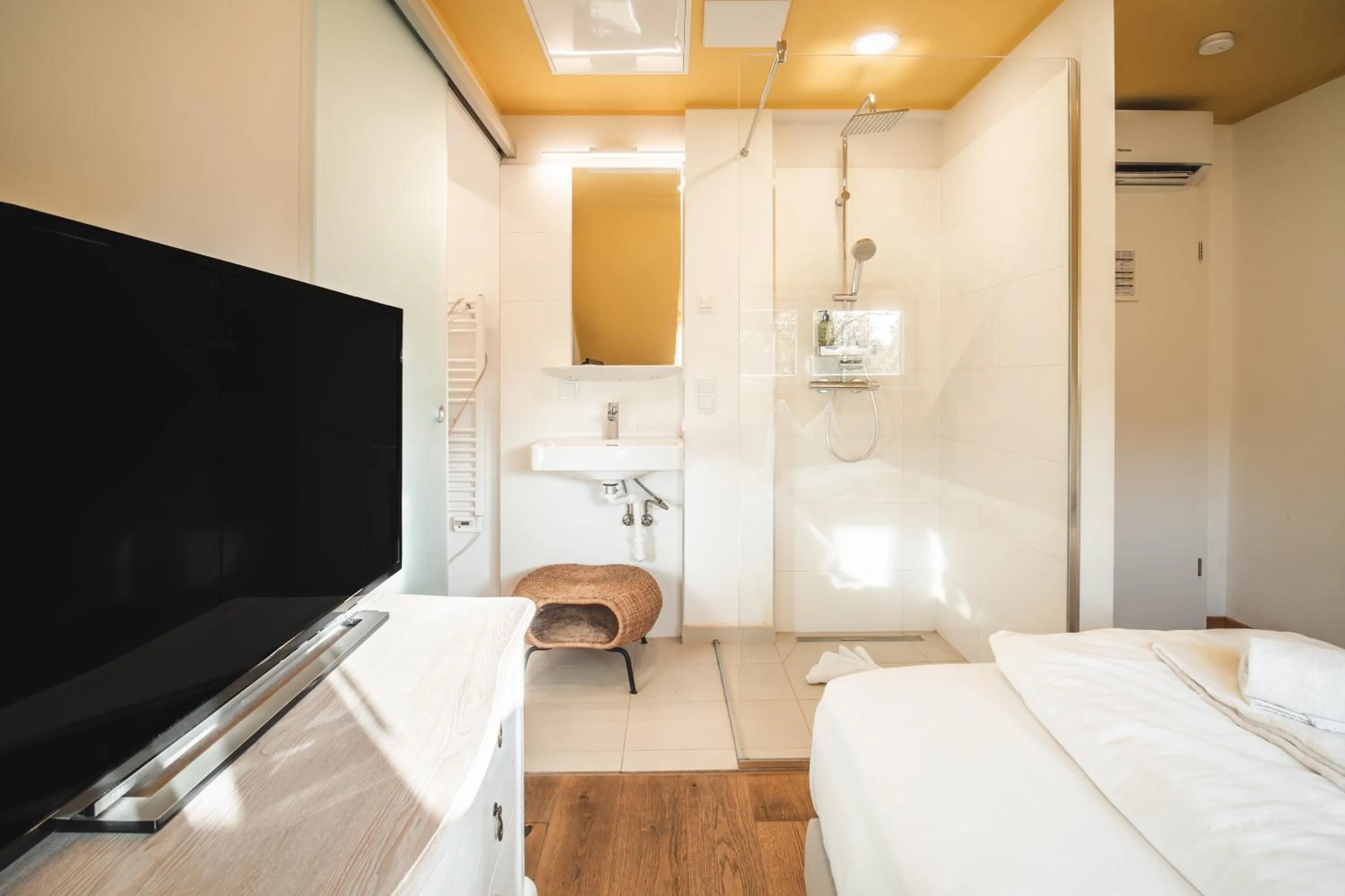 Bathroom, Bed in Boutiquehotel Caravella Velden by S4Y