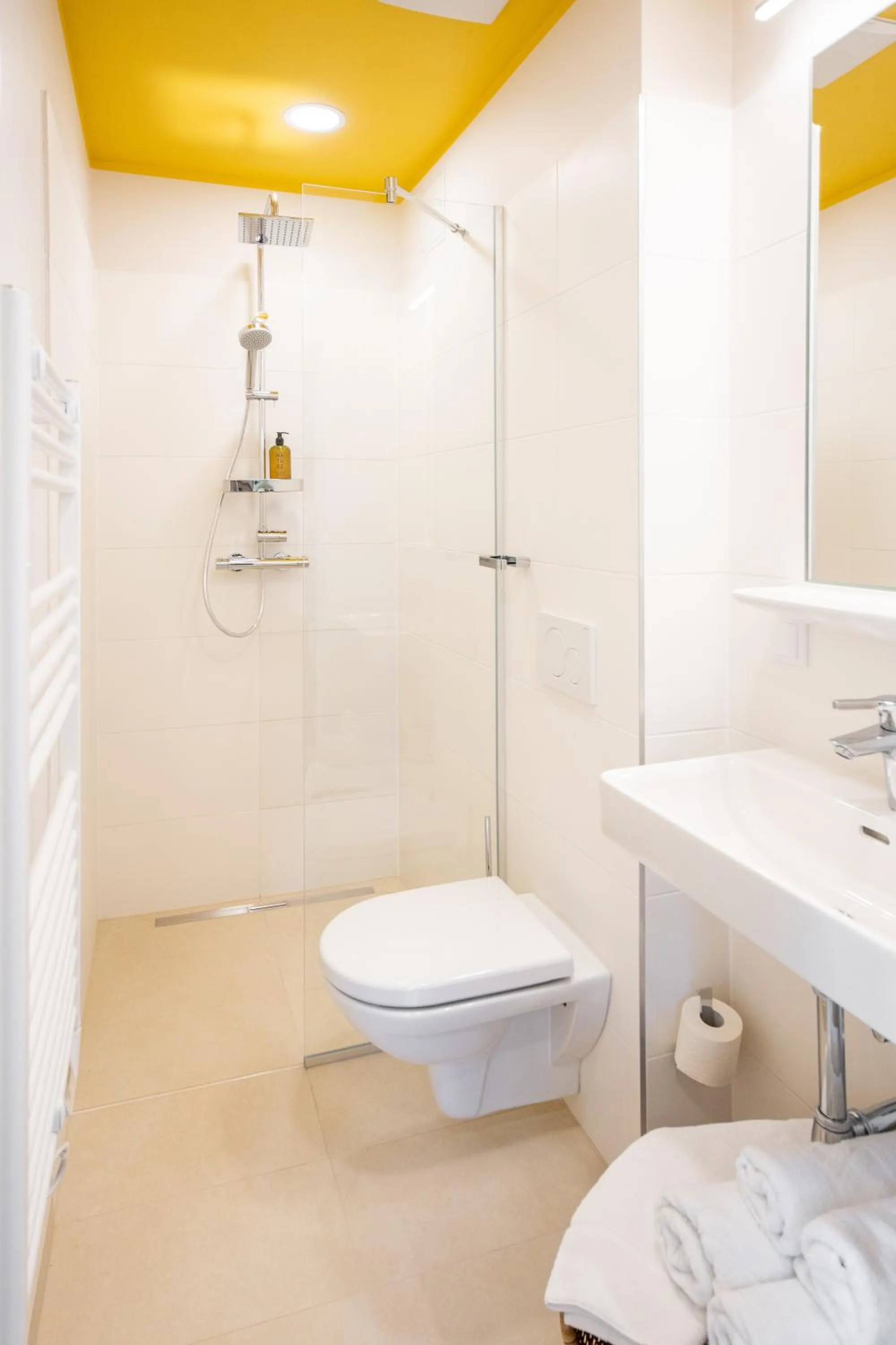 Toilet in Boutiquehotel Caravella Velden by S4Y