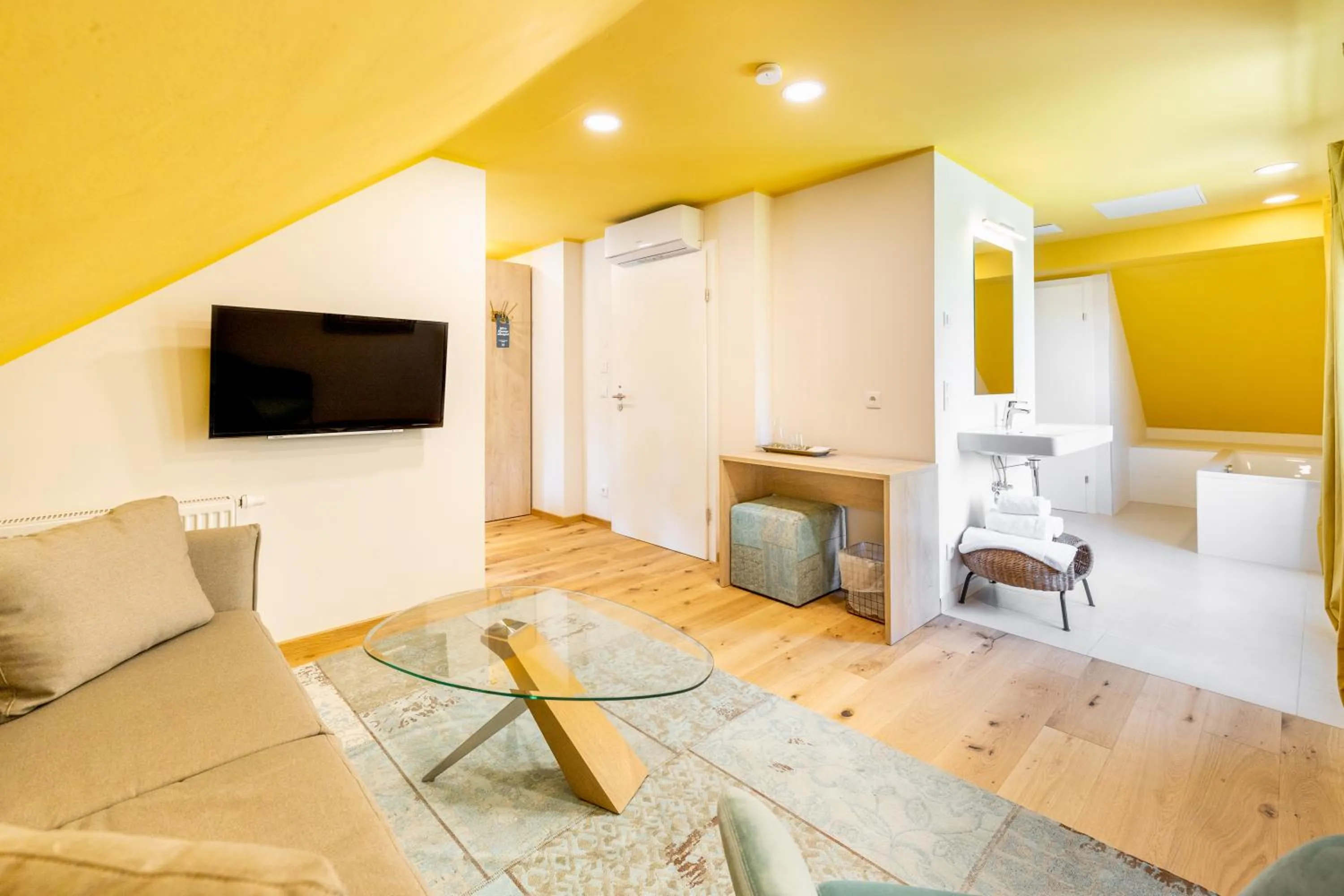 Photo of the whole room in Boutiquehotel Caravella Velden by S4Y