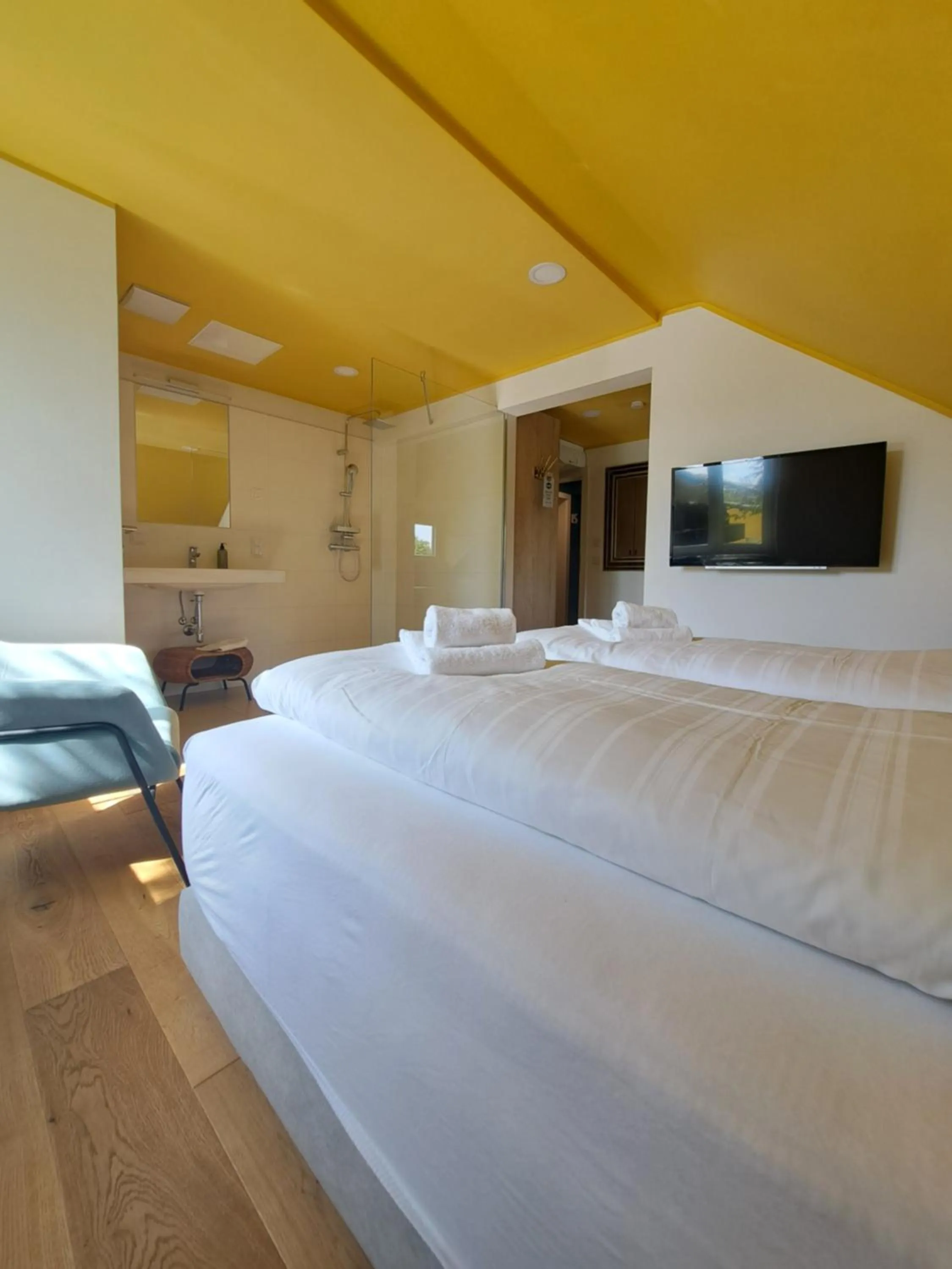 Photo of the whole room, Bed in Boutiquehotel Caravella Velden by S4Y