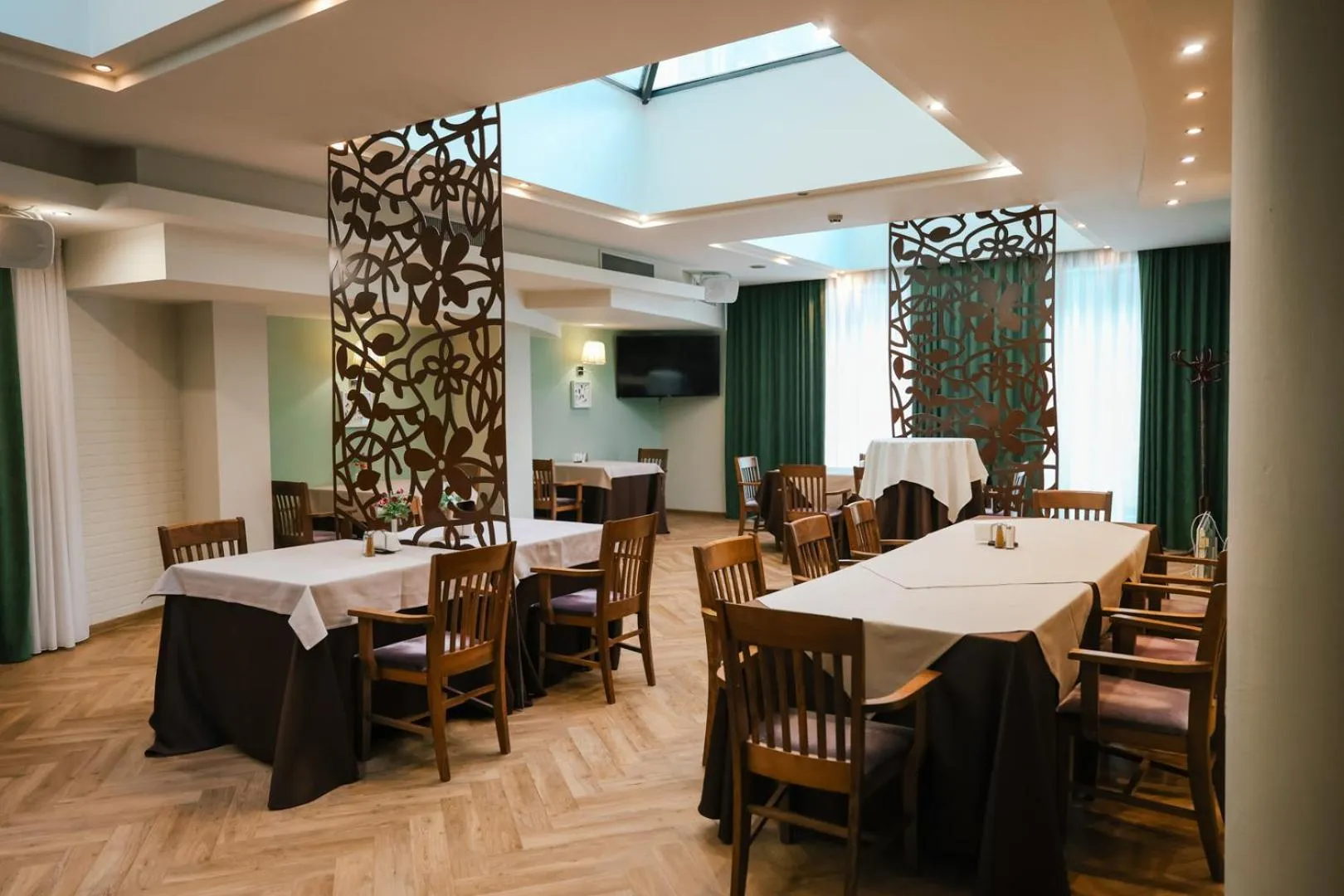 Restaurant/places to eat in Triada Hotel