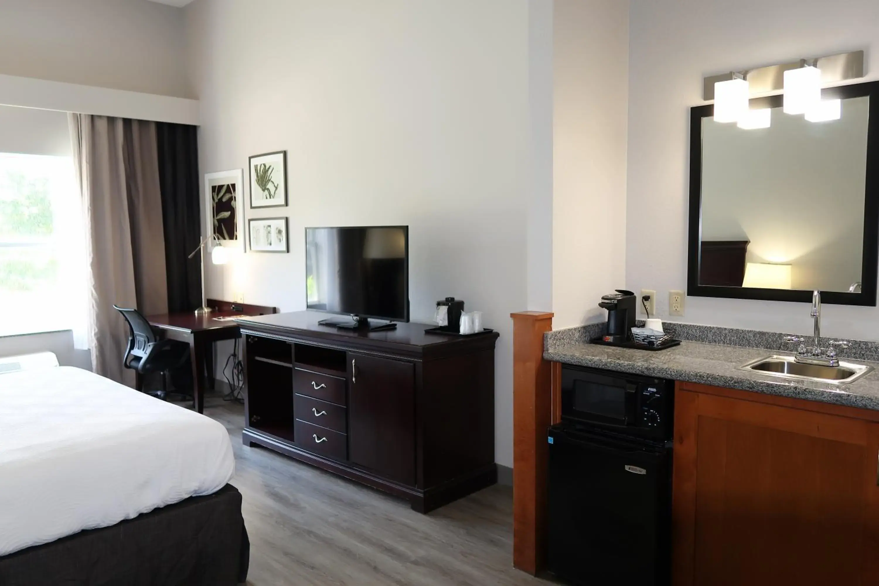 King Suite with Roll-In Shower - Disability Access/Non Smoking in Country Inn & Suites by Radisson, Tallahassee-University Area, FL King Suite with Roll-In Shower - Disability Access/Non Smoking in Country Inn & Suites by Radisson, Tallahassee-University Area, FL