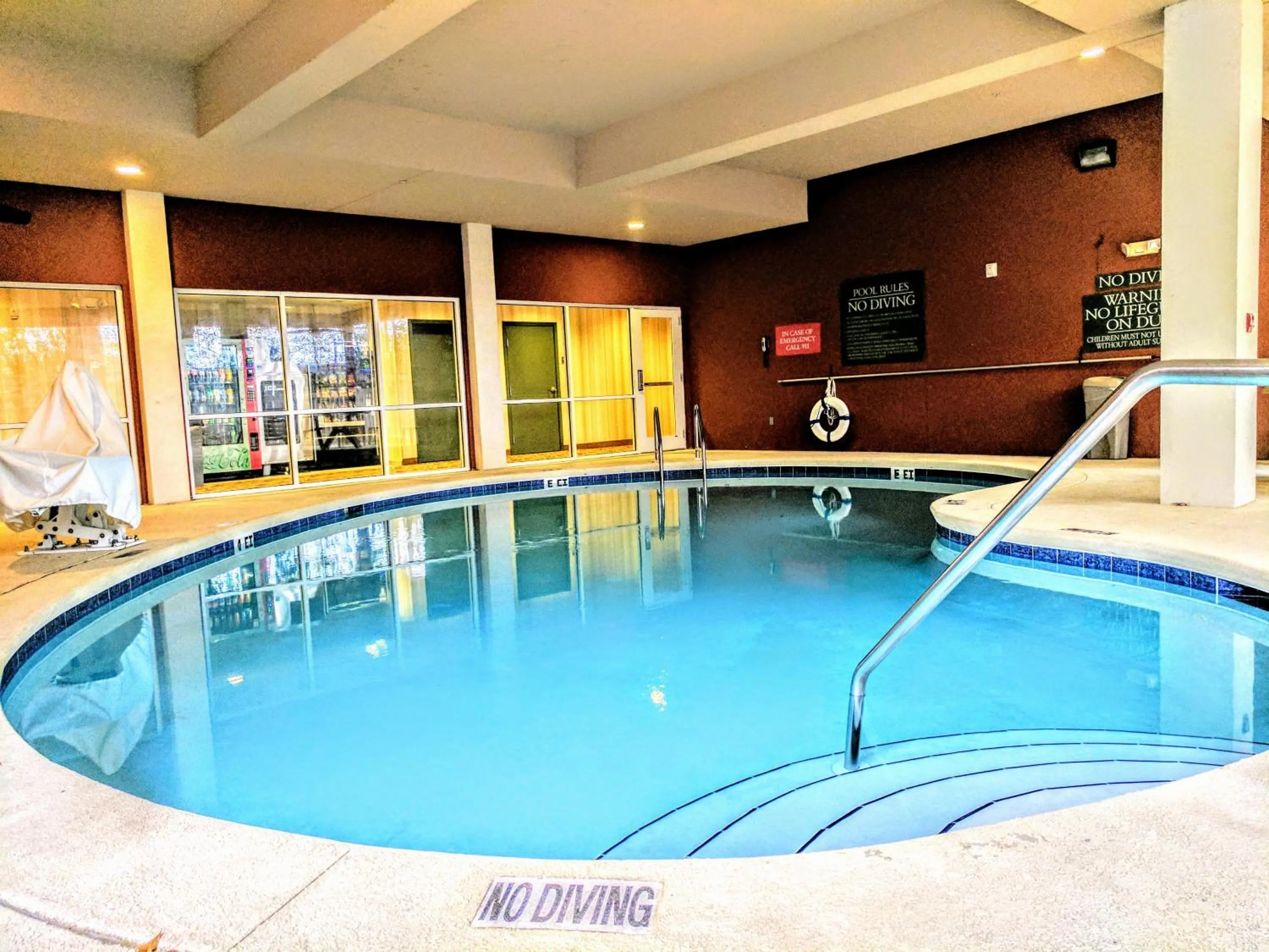 Swimming pool in Country Inn & Suites by Radisson, Tallahassee-University Area, FL