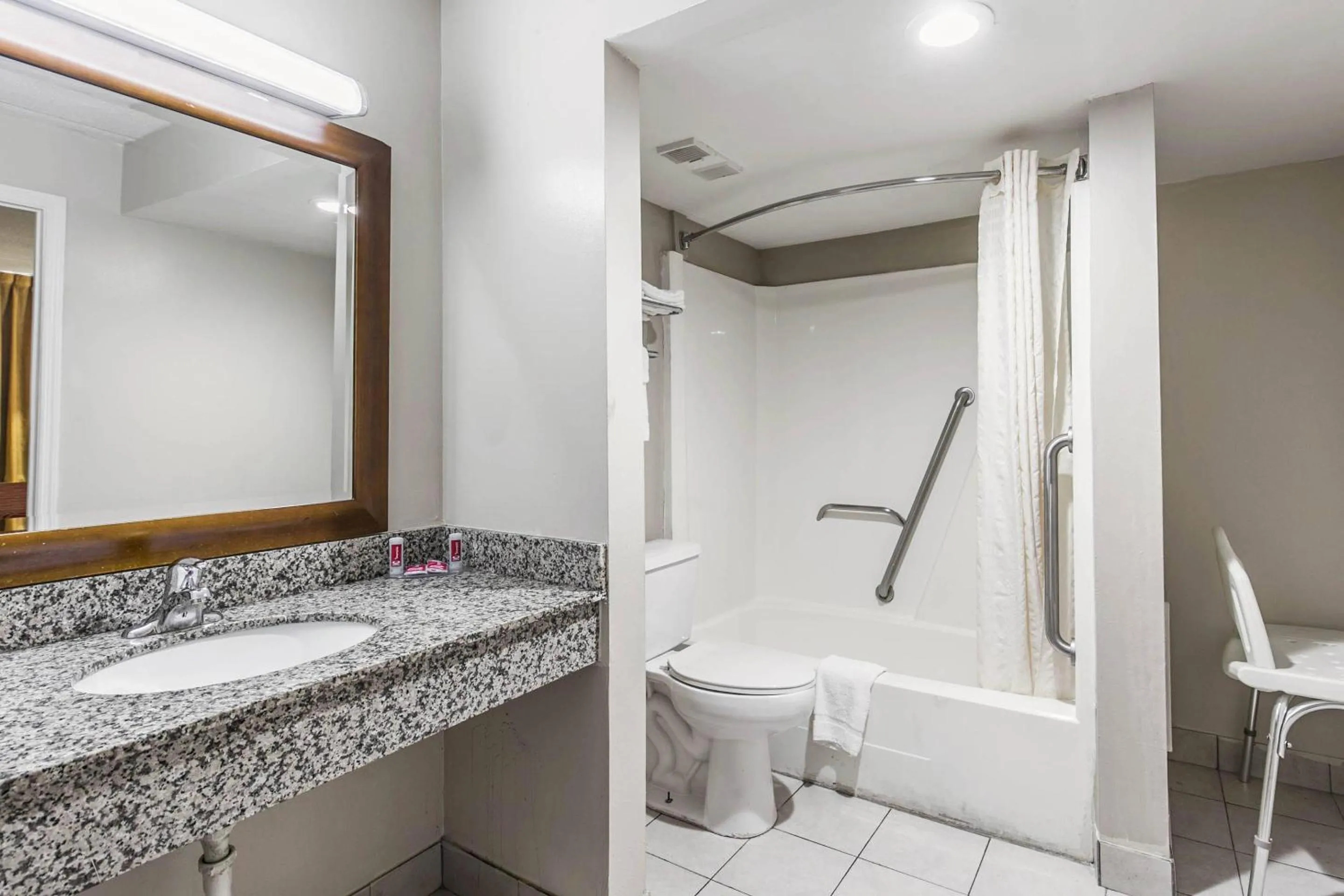 Bedroom in Econo Lodge Tallahassee North