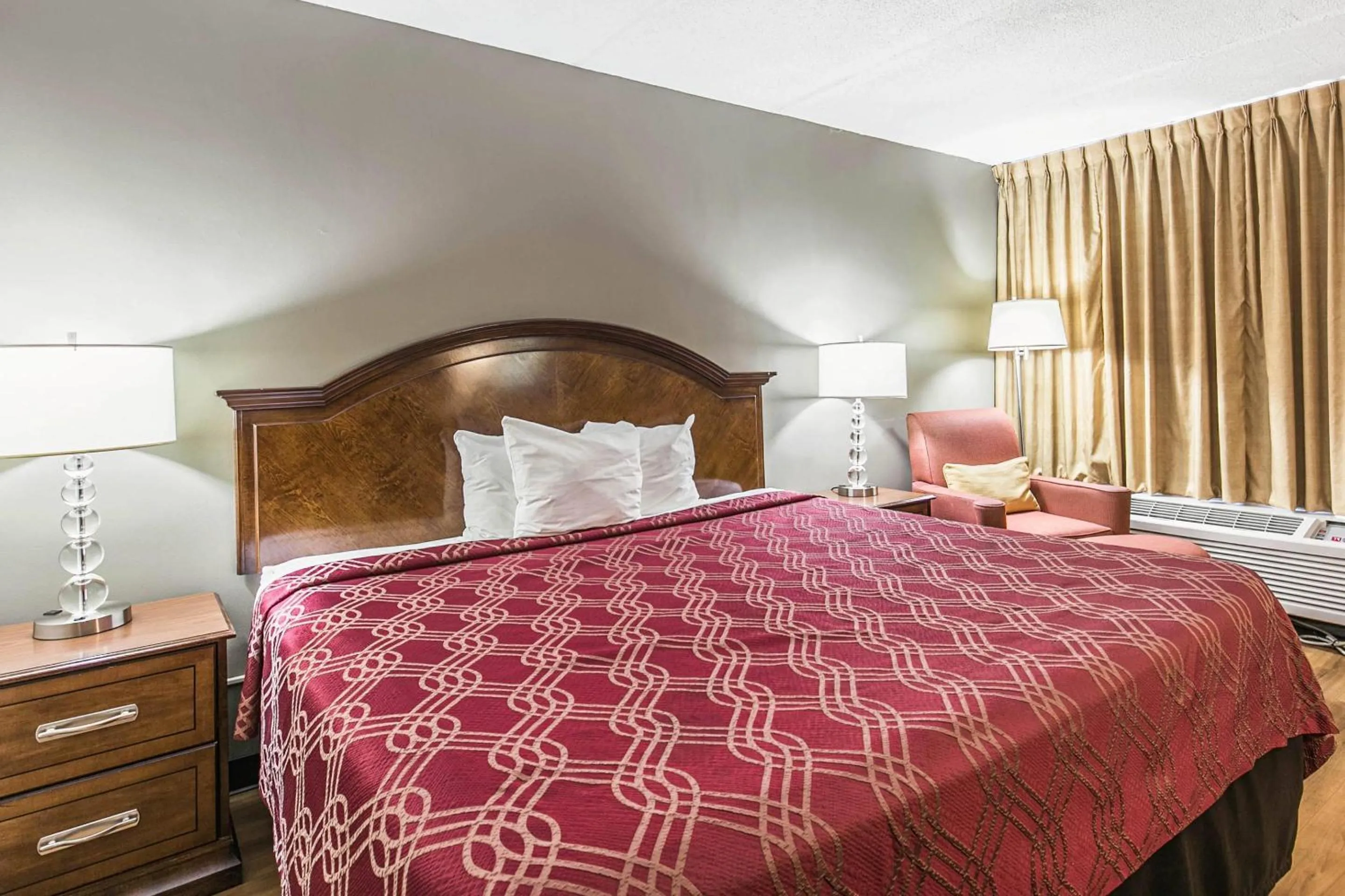 Bedroom, Bed in Econo Lodge Tallahassee North