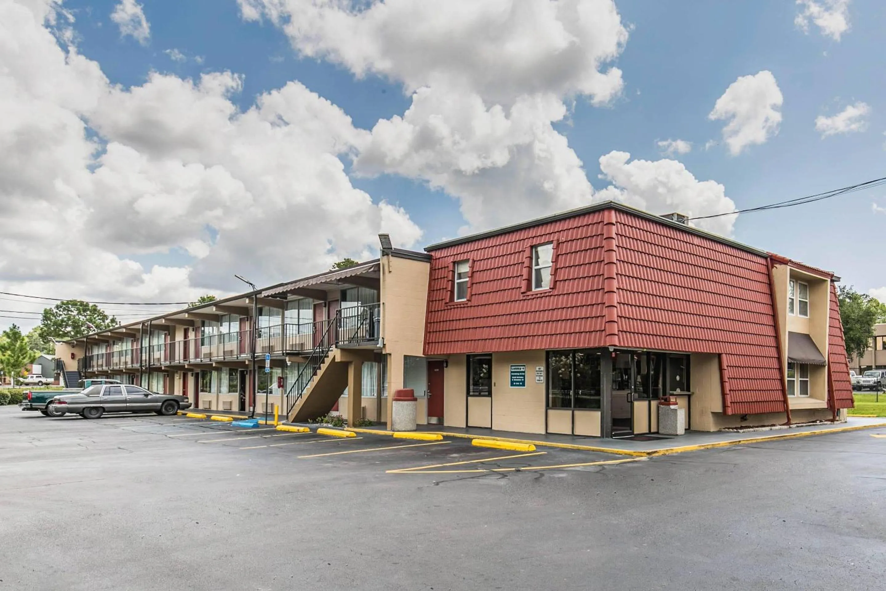 Property building in Econo Lodge Tallahassee North