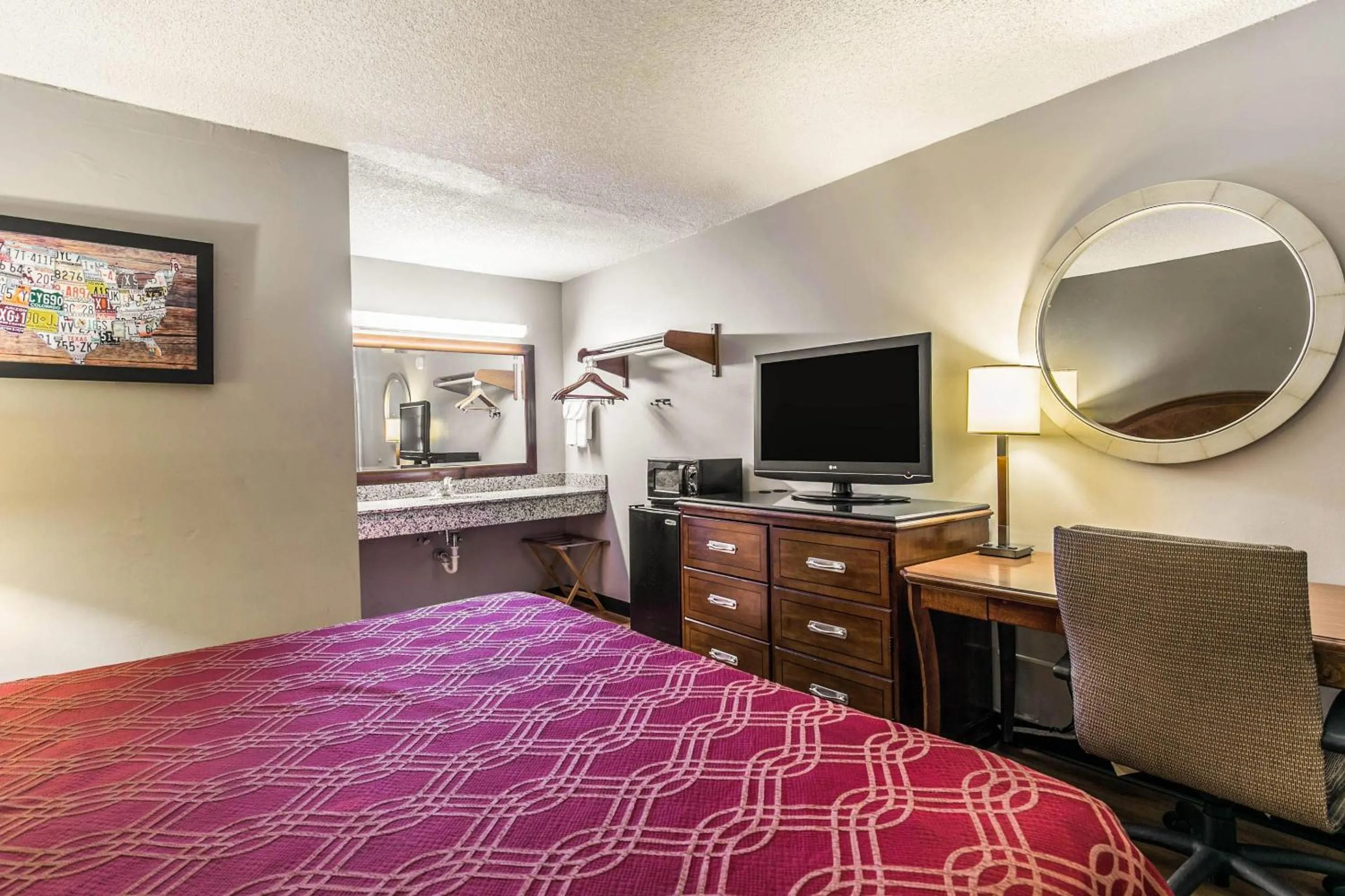 Bedroom, Bed in Econo Lodge Tallahassee North