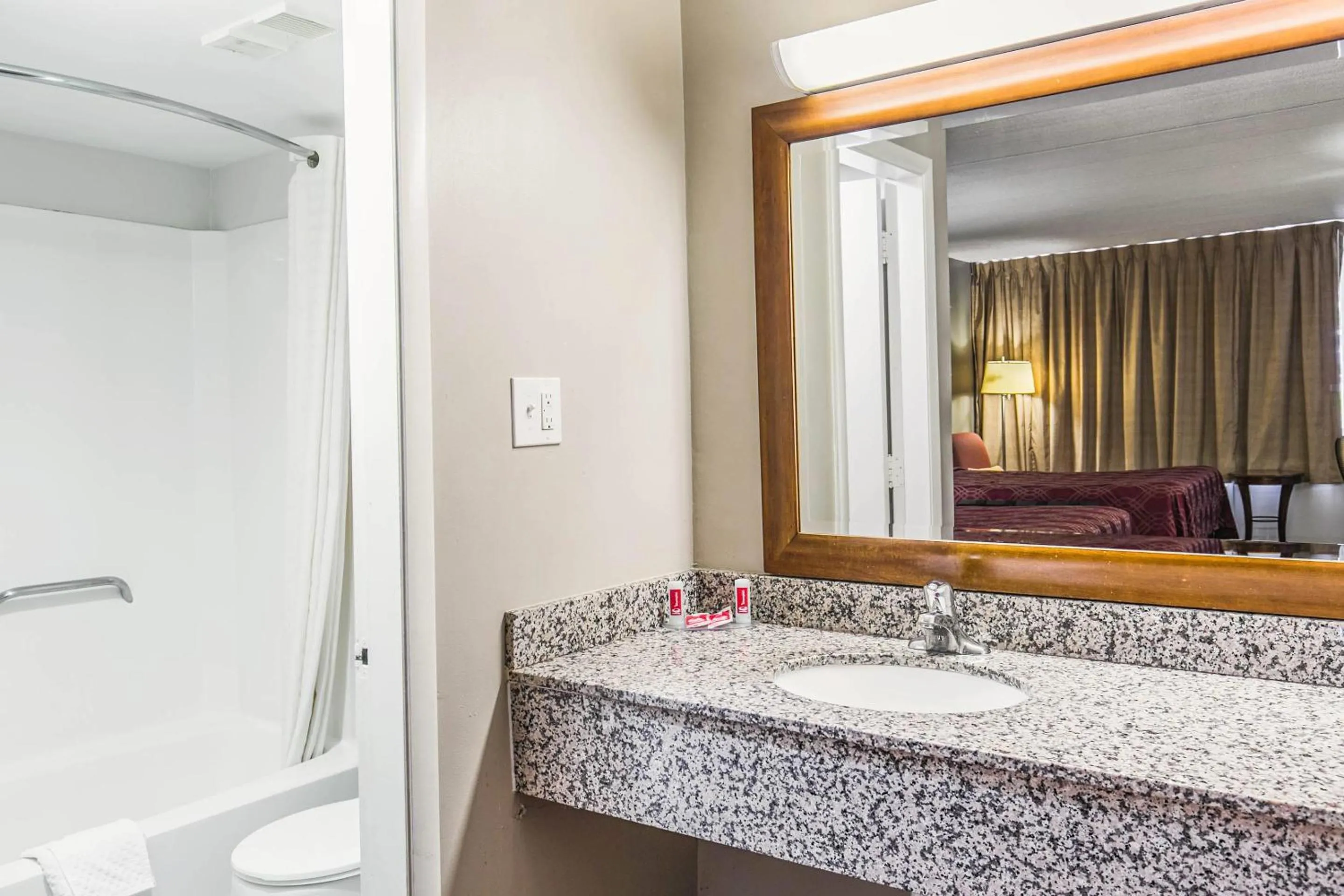 Bedroom in Econo Lodge Tallahassee North