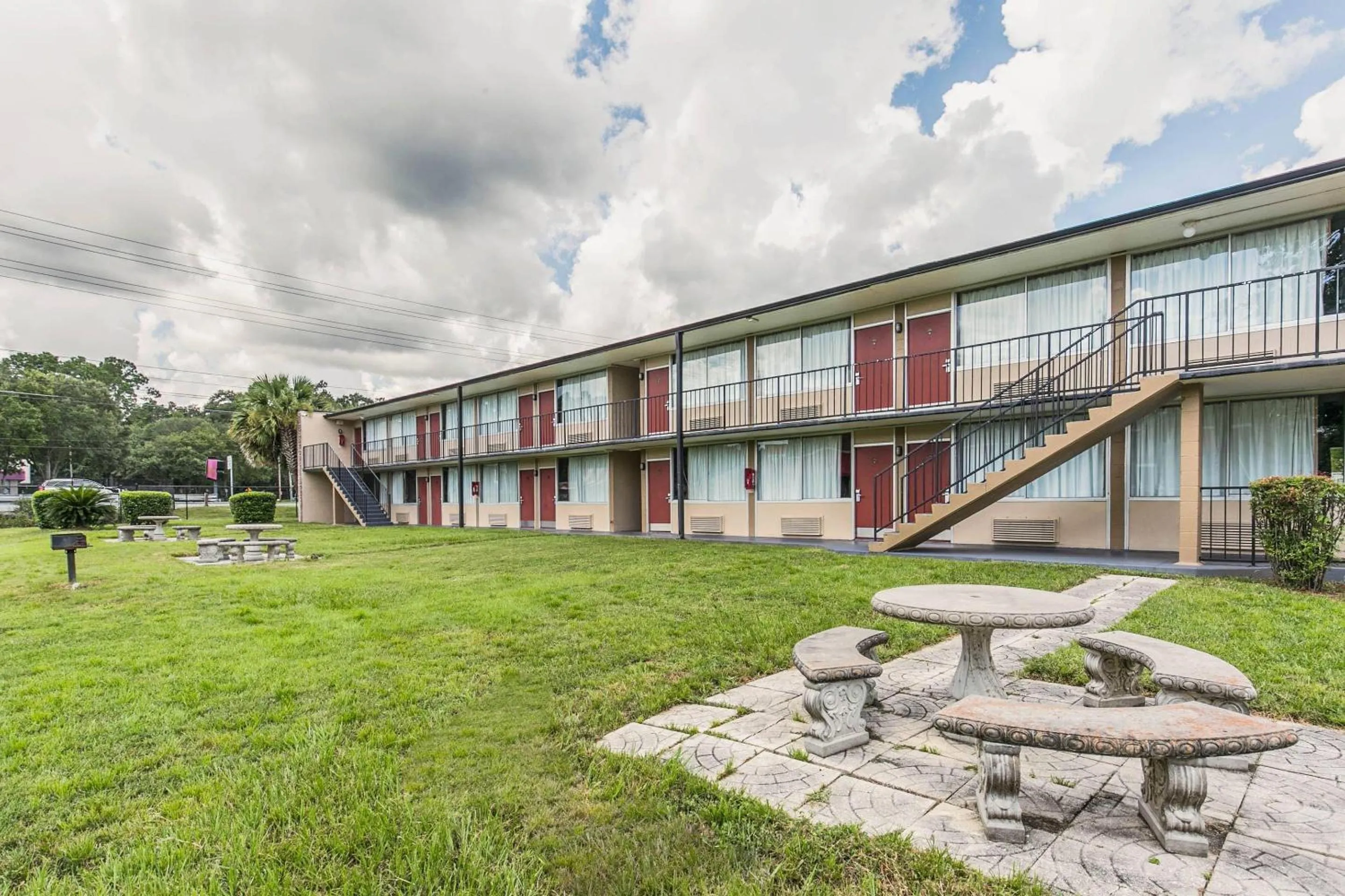 Swimming pool in Econo Lodge Tallahassee North