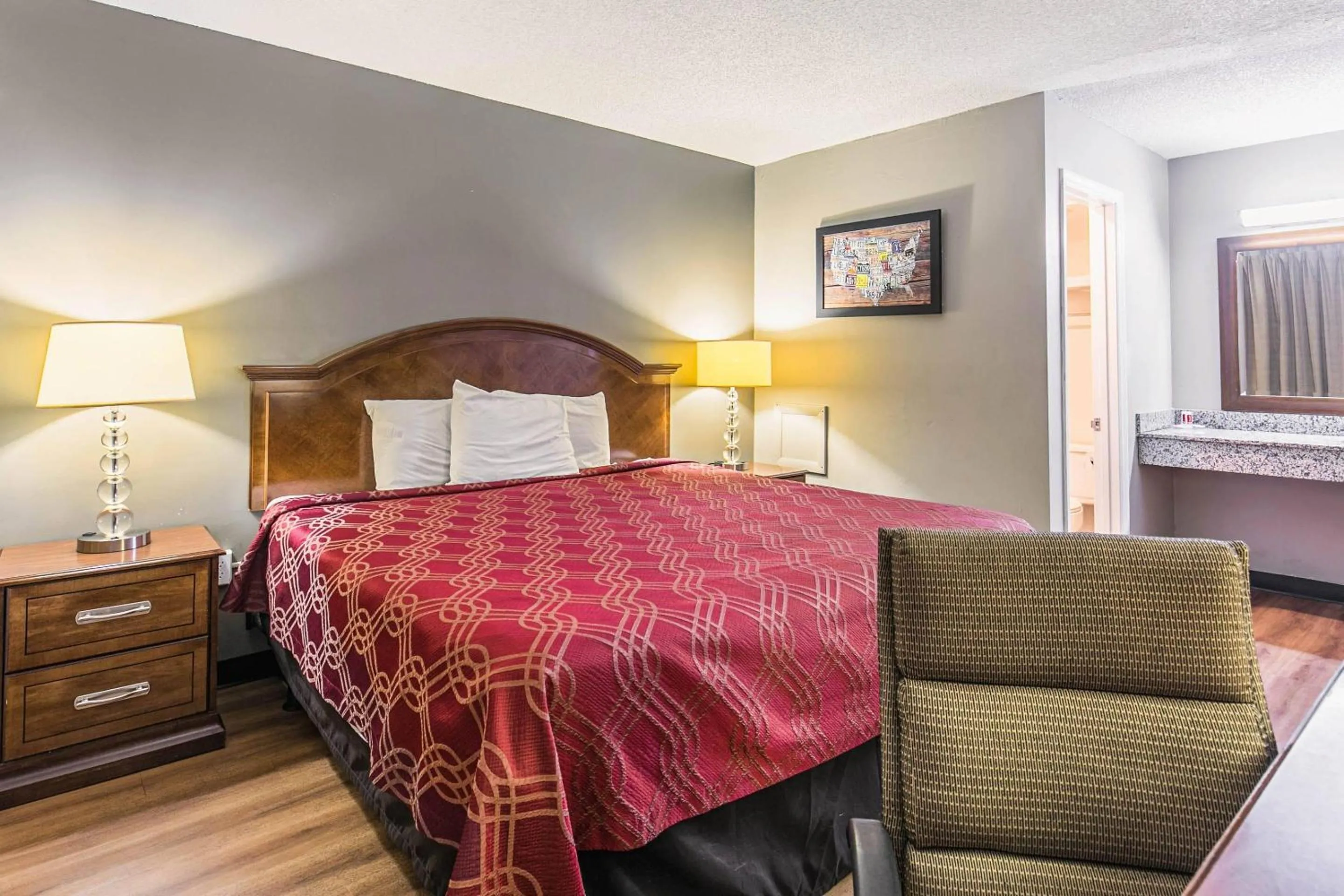 Bedroom, Bed in Econo Lodge Tallahassee North