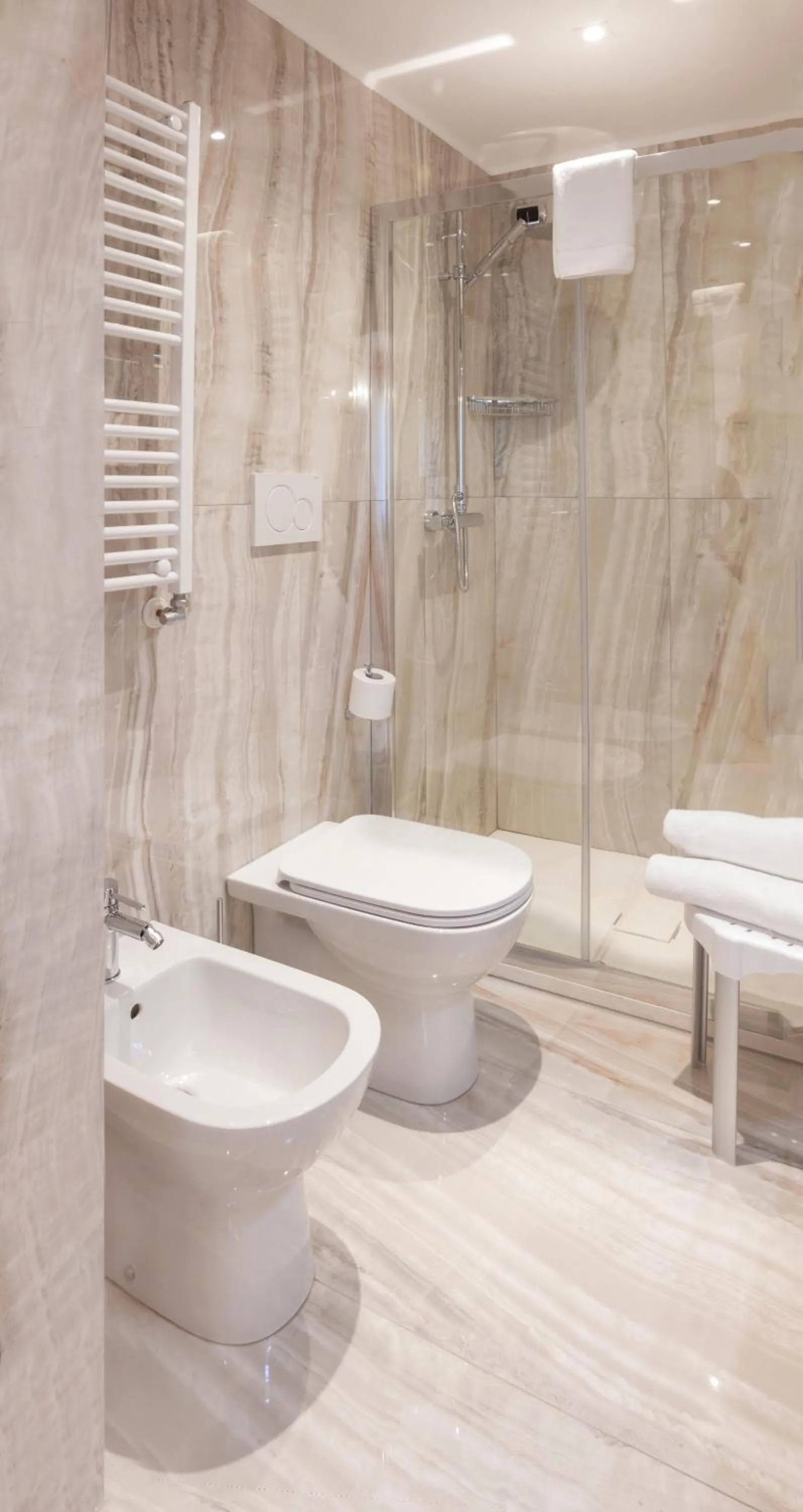 Shower in Hotel Leonardo