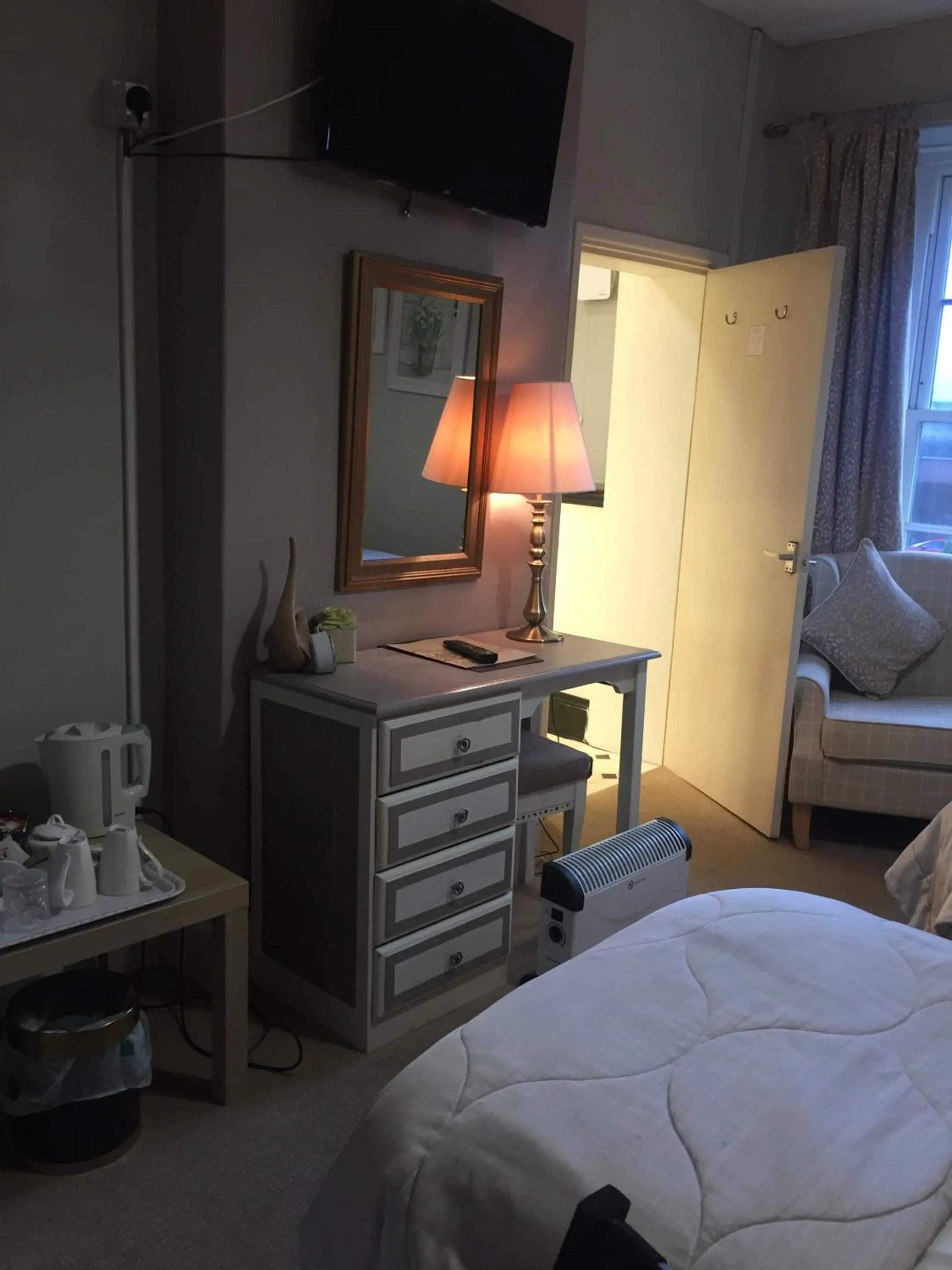 Bedroom, Bed in Castle Lodge Wilton