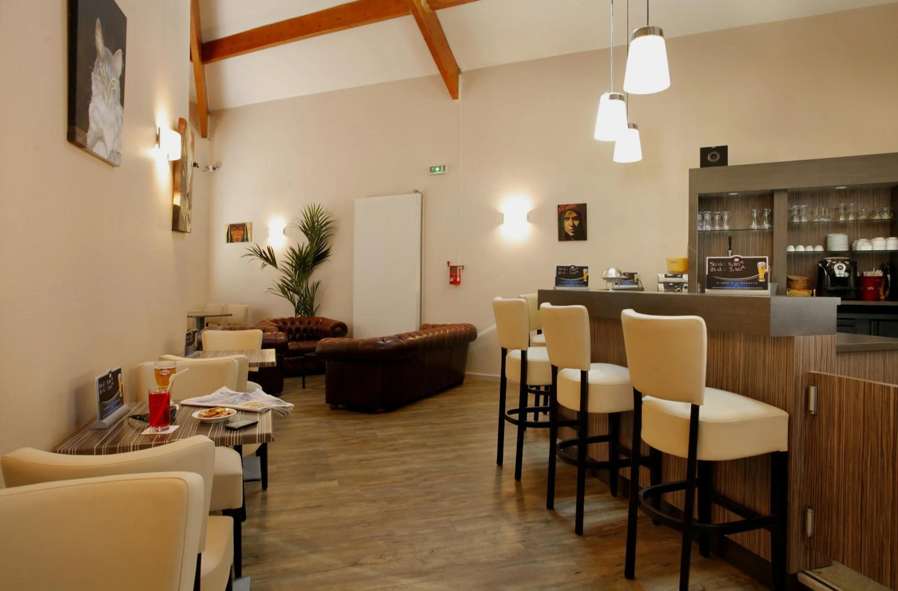 Lounge or bar in The Originals City, Hôtel L'Acropole, Saint-Etienne Sud