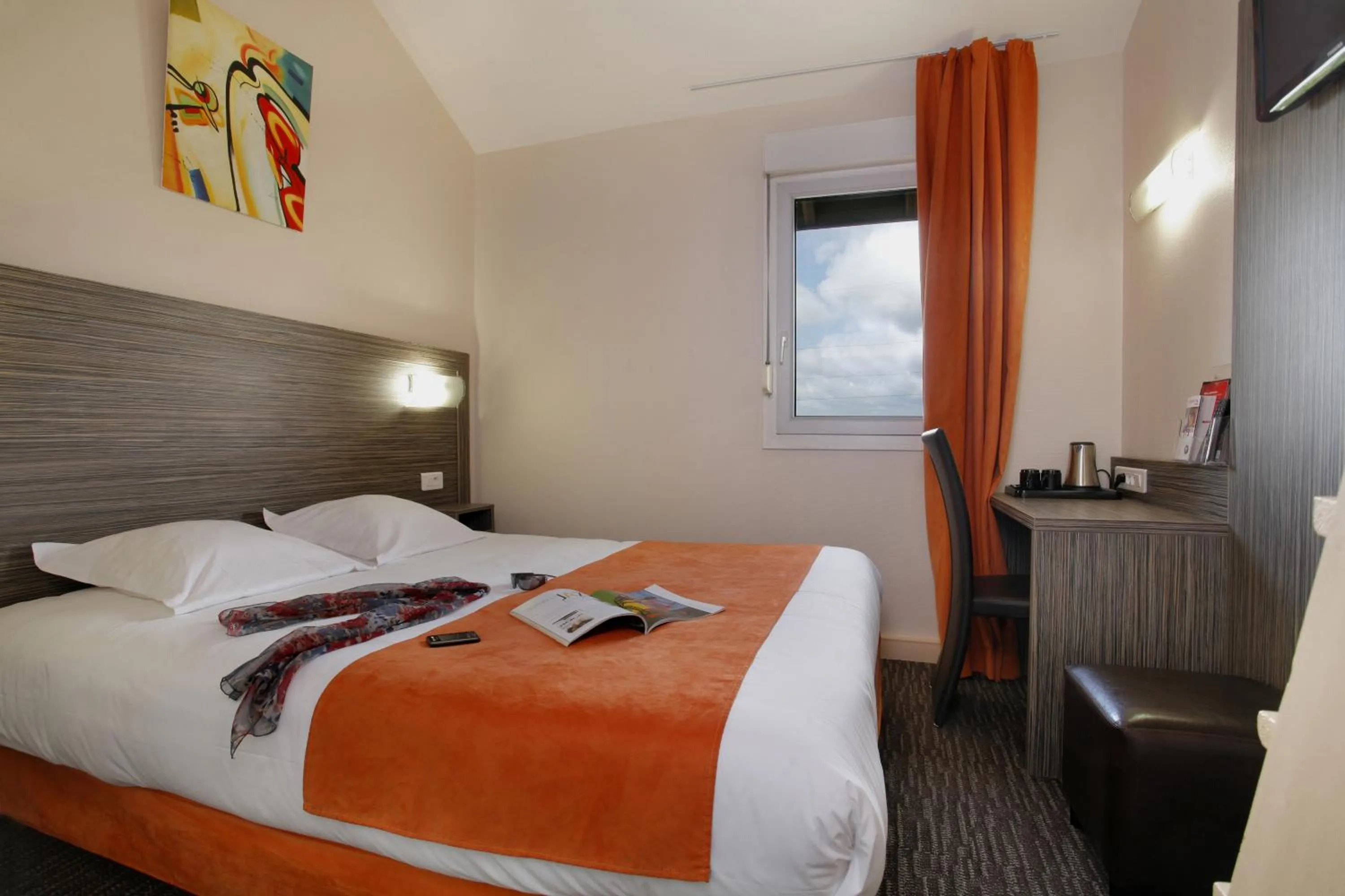 Bedroom, Bed in The Originals City, Hôtel L'Acropole, Saint-Etienne Sud