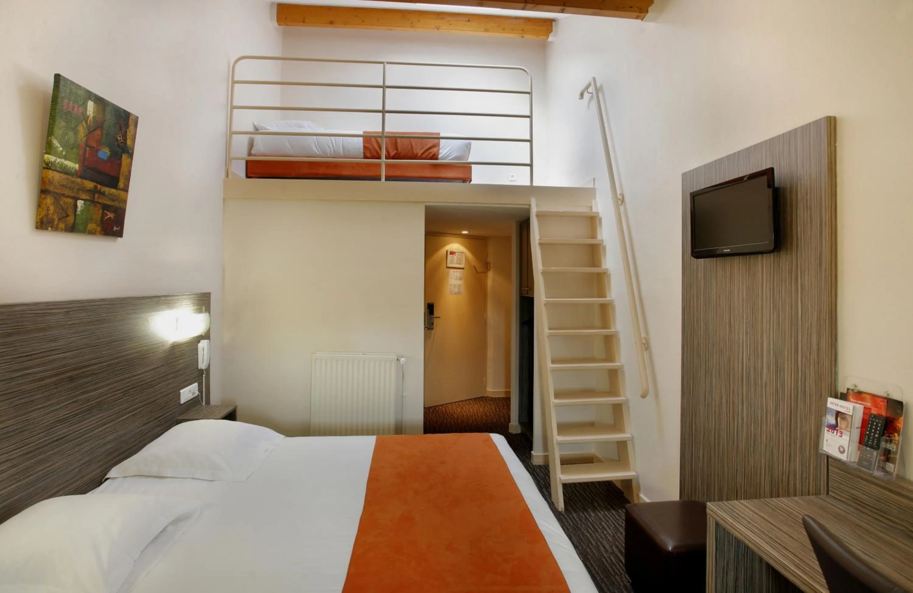 Photo of the whole room, Bed in The Originals City, Hôtel L'Acropole, Saint-Etienne Sud