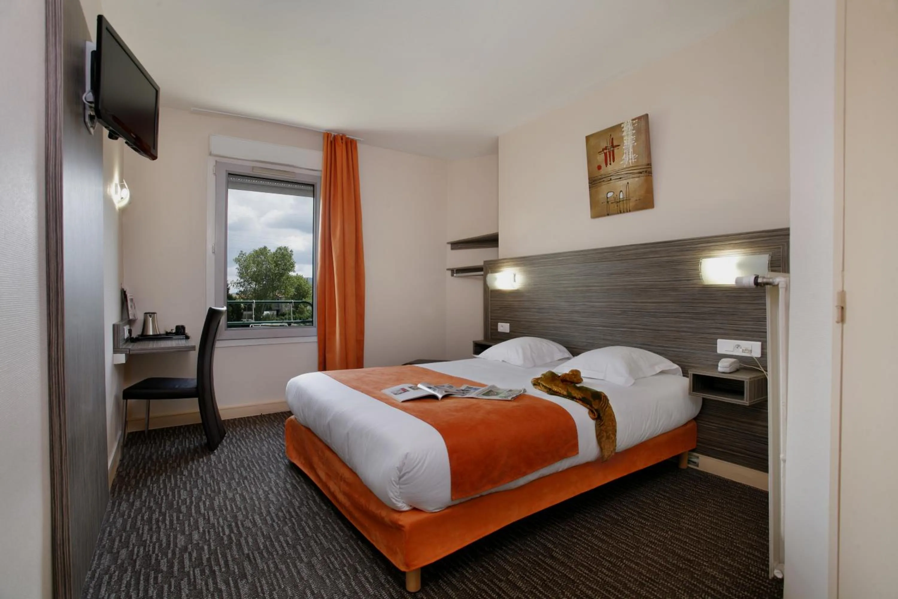 Photo of the whole room, Bed in The Originals City, Hôtel L'Acropole, Saint-Etienne Sud