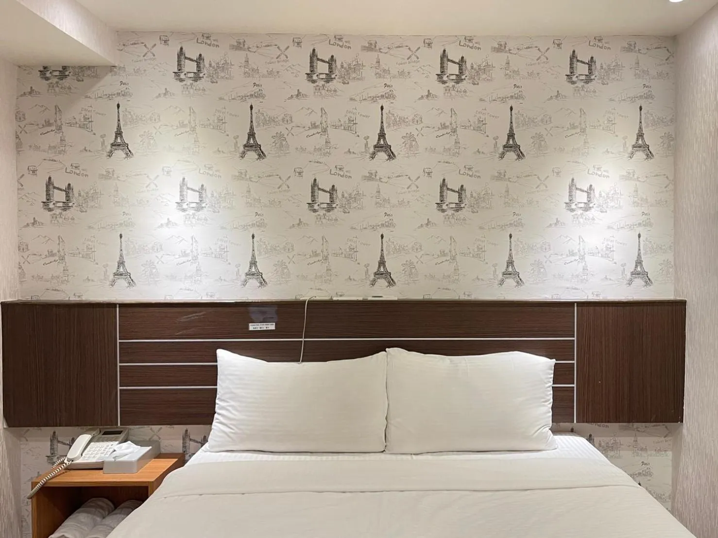 Bed in Jung Shin Hotel