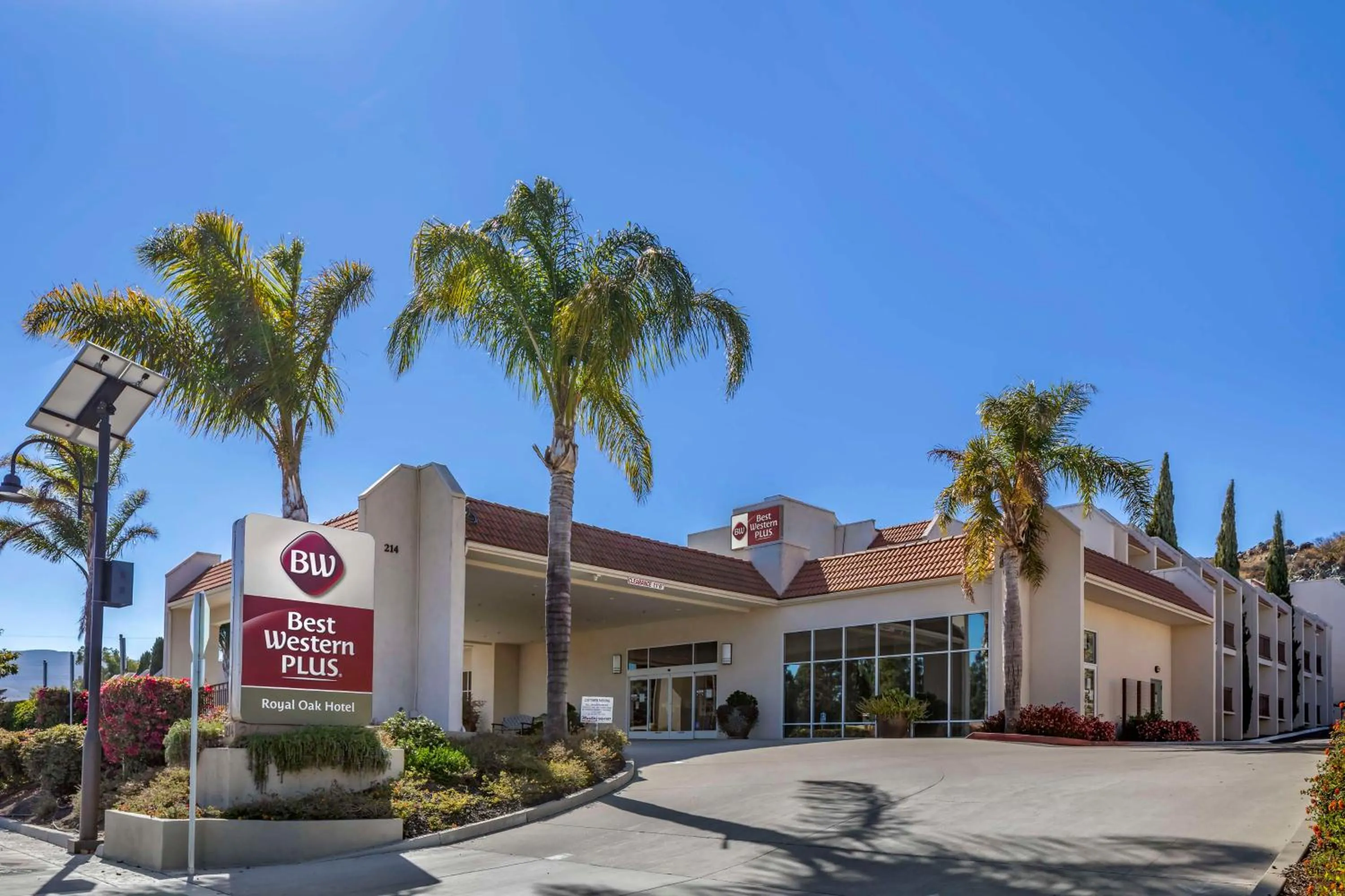 Property building in Best Western Plus Royal Oak Hotel