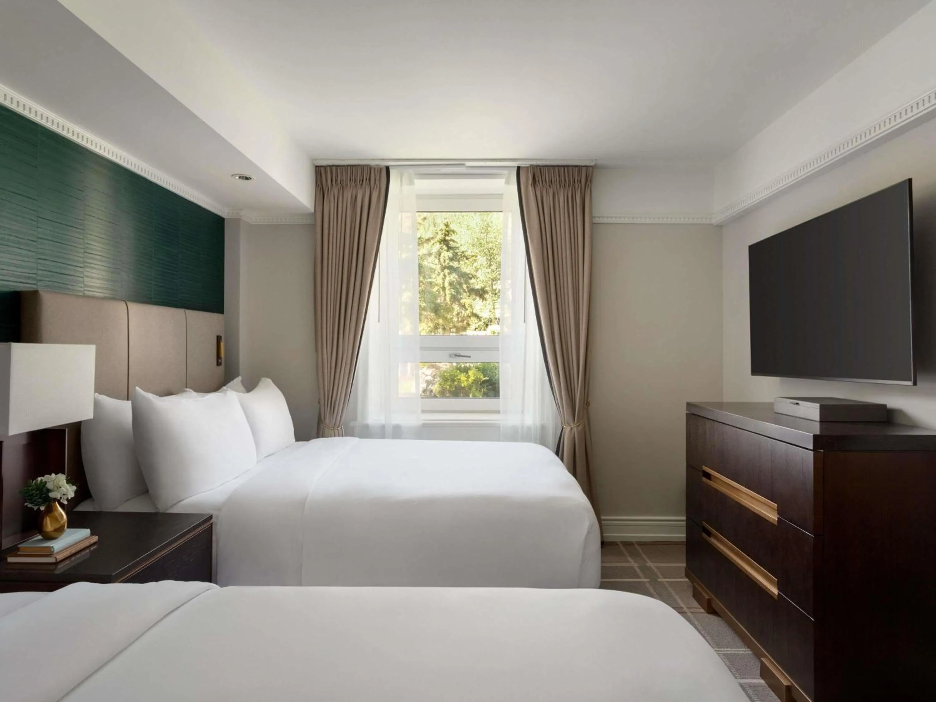 Bedroom, Bed in Fairmont Banff Springs