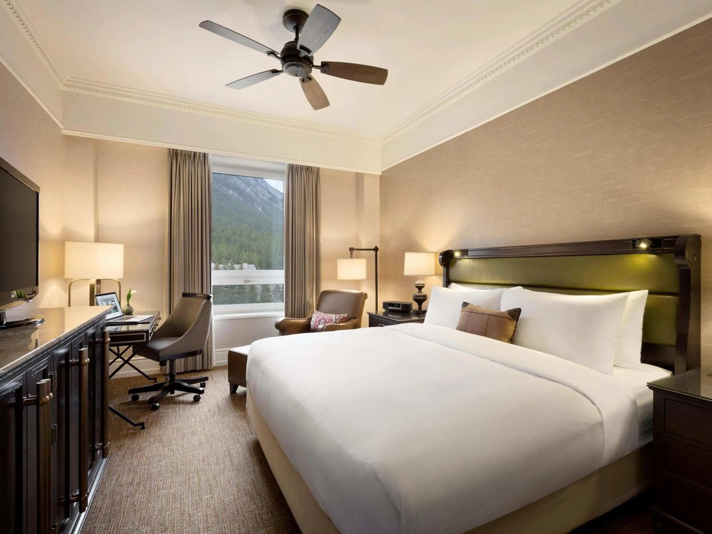 Bedroom, Bed in Fairmont Banff Springs