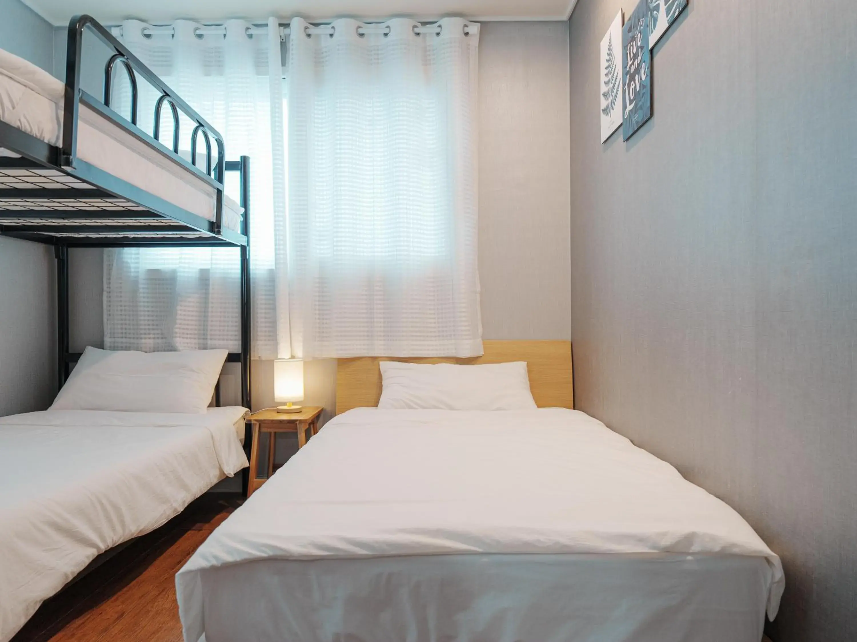 Triple Room with Private Bathroom in 인천공항 게스트하우스 레인부츠 Triple Room with Private Bathroom in 인천공항 게스트하우스 레인부츠