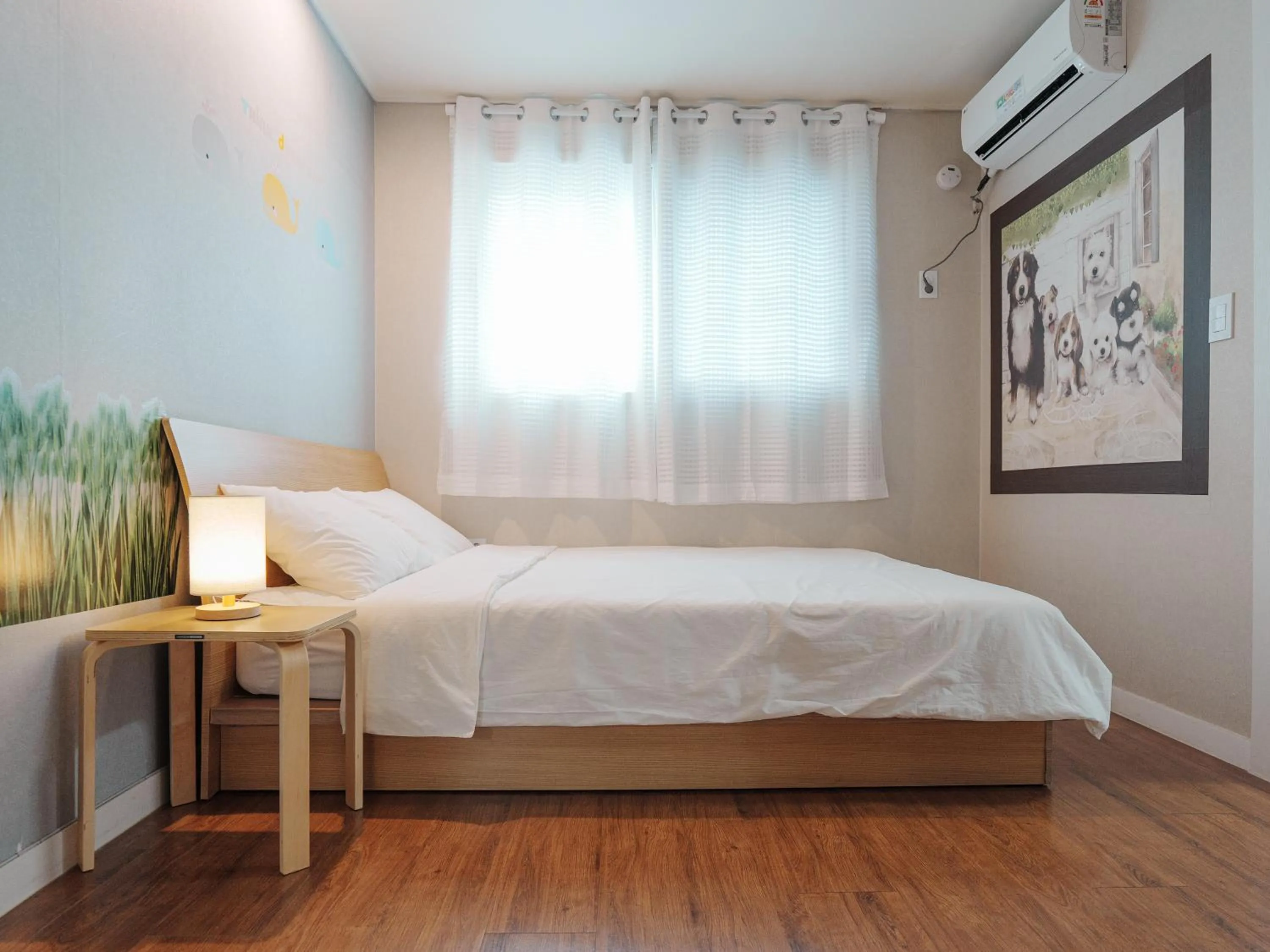 Living room, Bed in 인천공항 게스트하우스 레인부츠