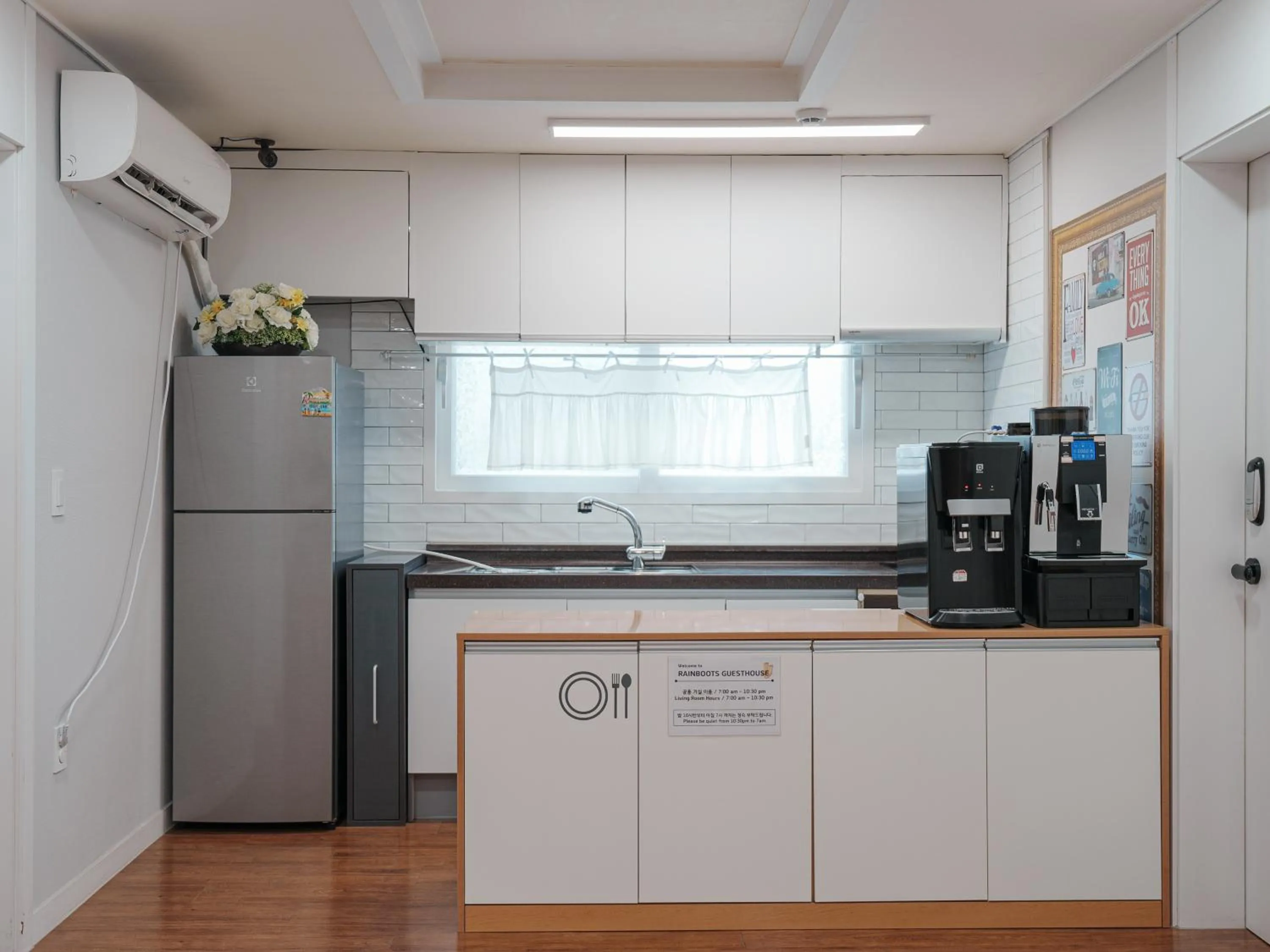 Communal kitchen in 인천공항 게스트하우스 레인부츠