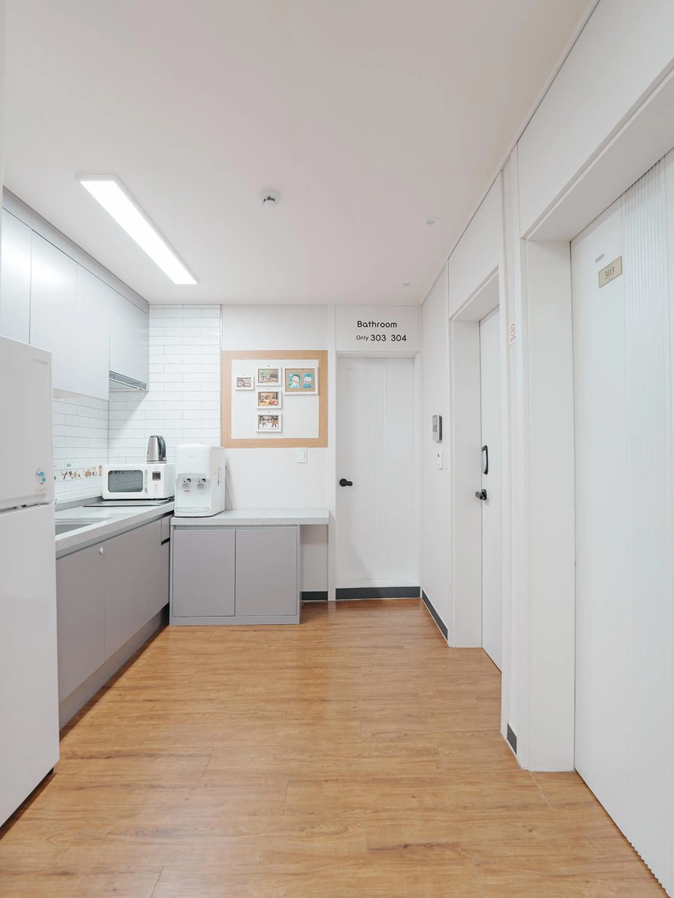 Communal kitchen in 인천공항 게스트하우스 레인부츠