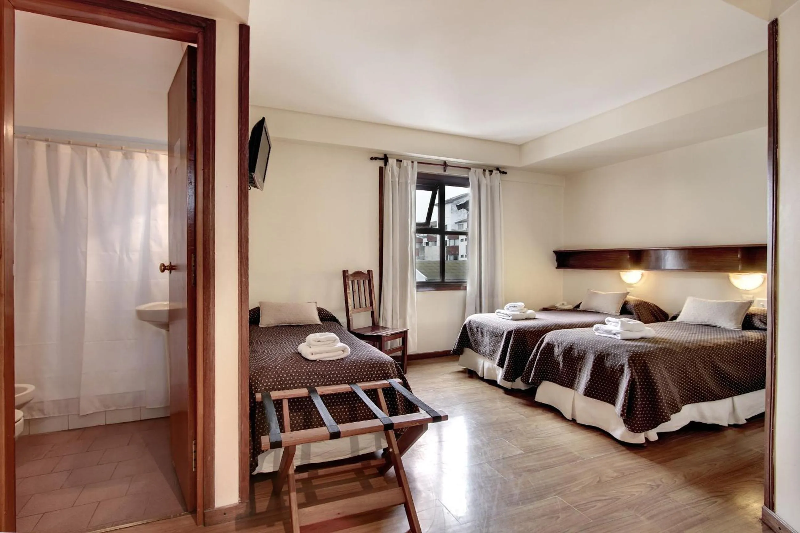 Photo of the whole room, Bed in Cambria