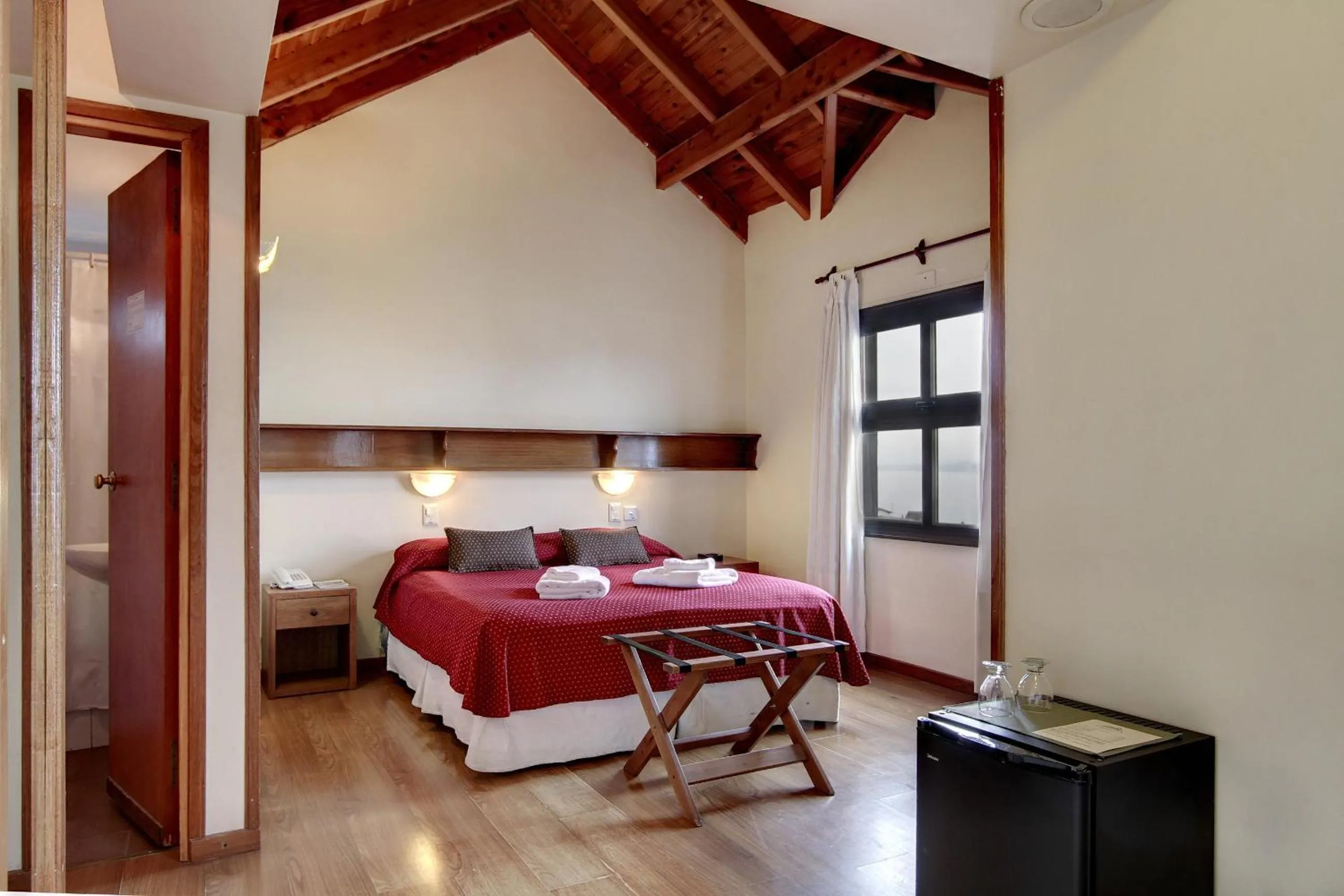 Photo of the whole room, Bed in Cambria