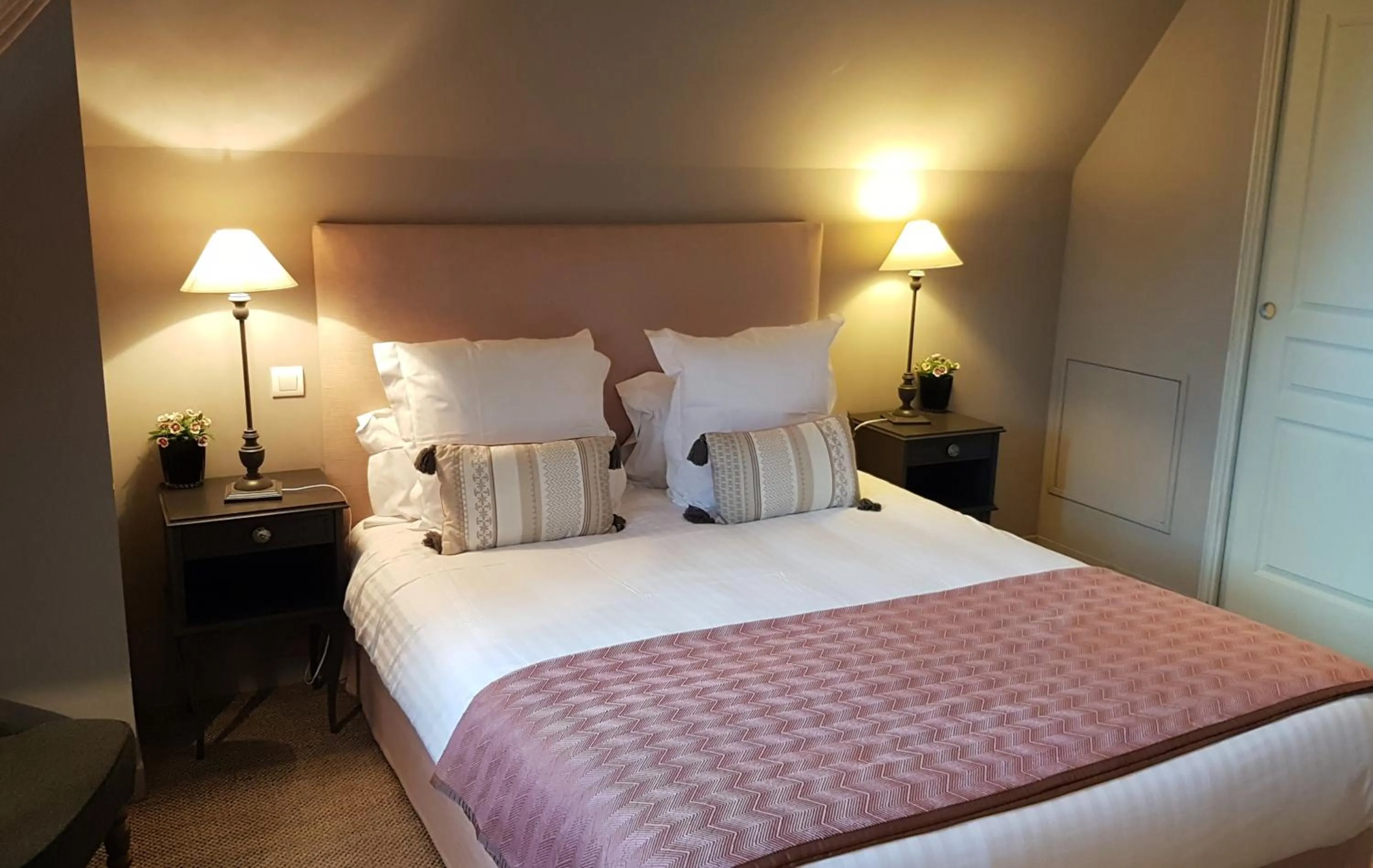 Photo of the whole room, Bed in Chambres d'Hôtes Maison La Porte Rouge