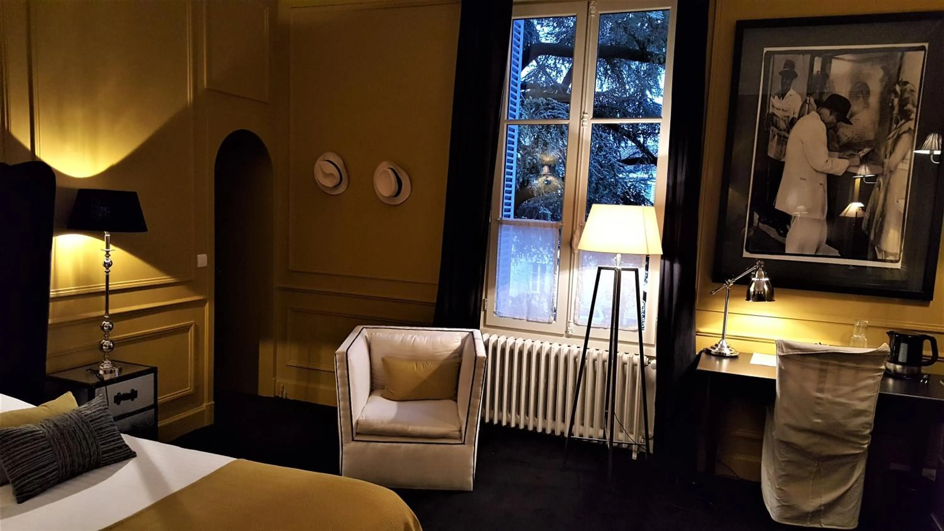 Photo of the whole room in Chambres d'Hôtes Maison La Porte Rouge