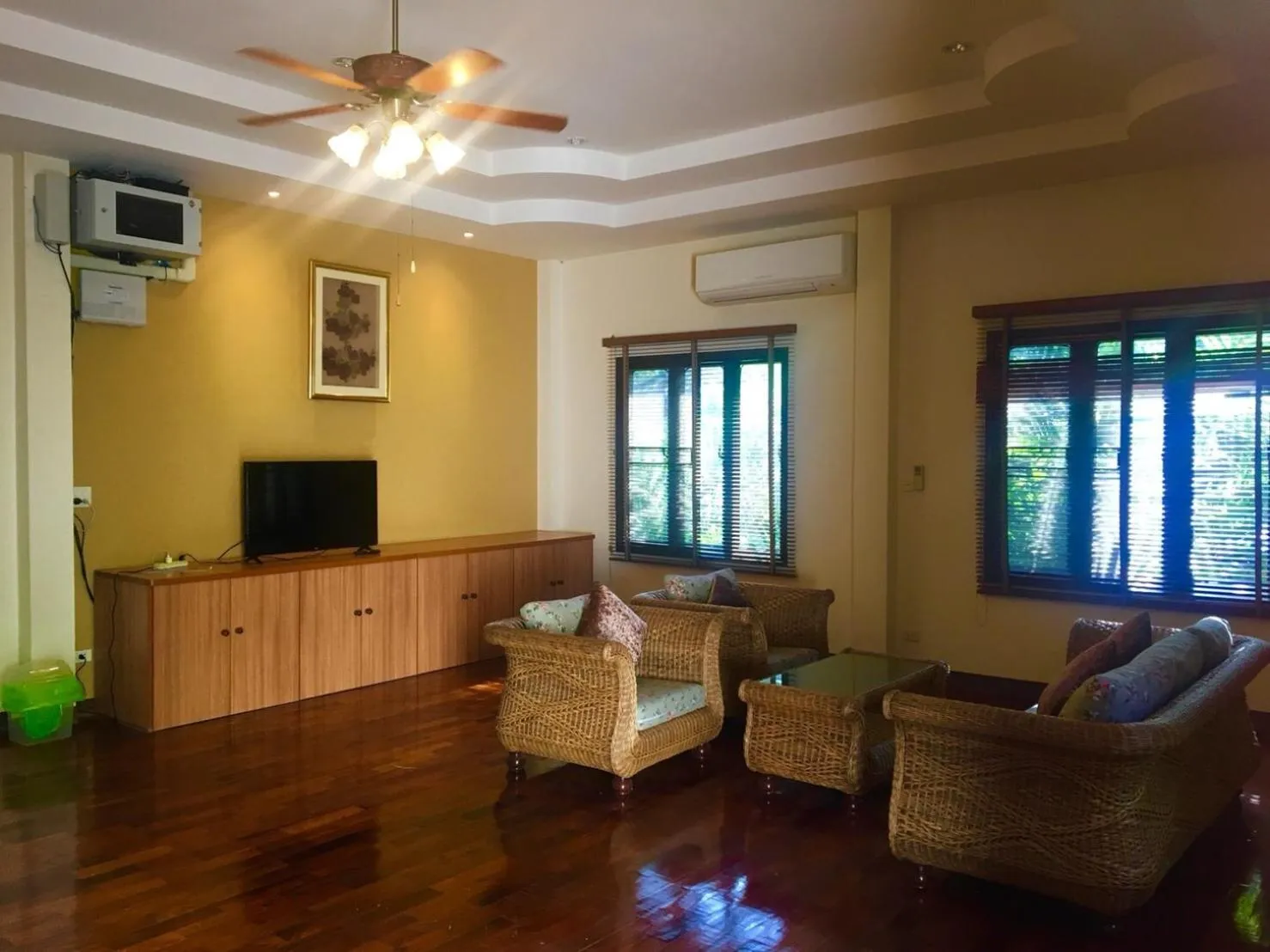 Communal lounge/ TV room in Doithinnan Resort