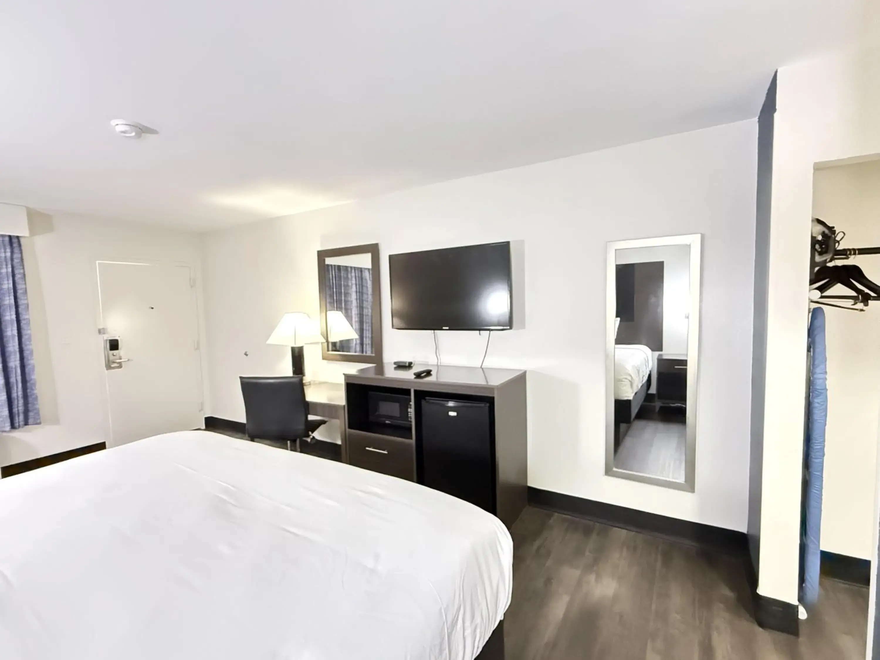 Deluxe King Room with Bath Tub - Mobility/Hearing Accessible - Non-Smoking in Baymont by Wyndham Tallahassee Deluxe King Room with Bath Tub - Mobility/Hearing Accessible - Non-Smoking in Baymont by Wyndham Tallahassee