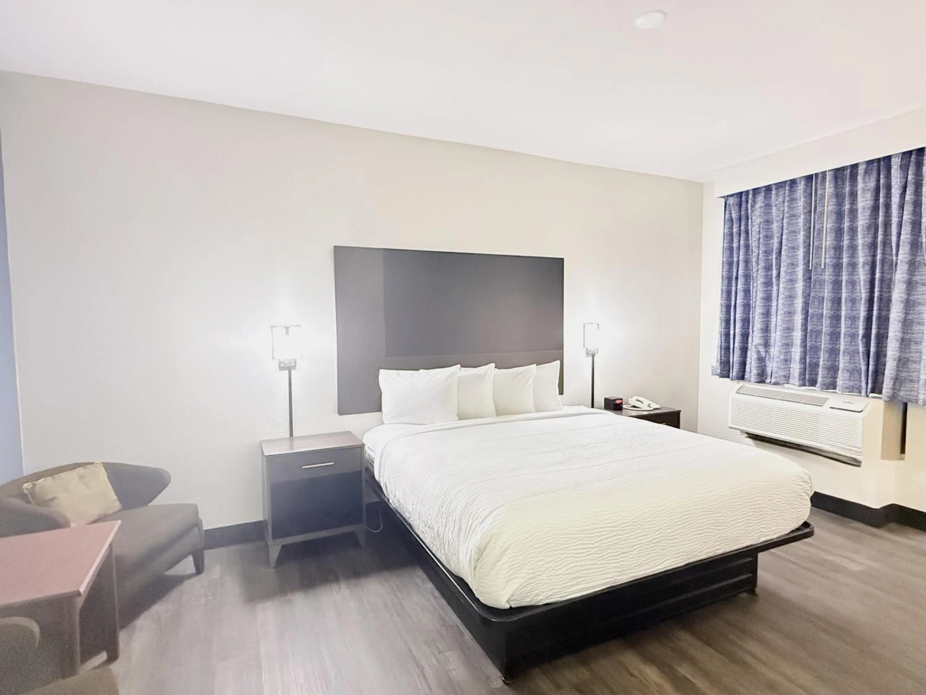 Bedroom, Bed in Baymont by Wyndham Tallahassee